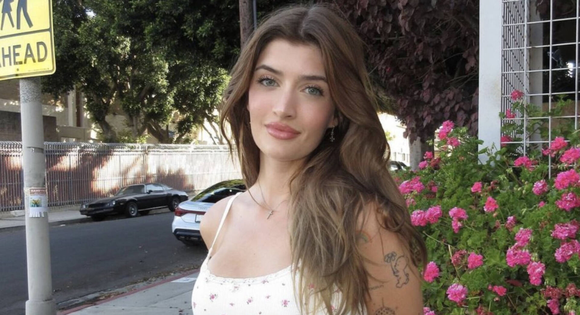 Junge dunkelhaarige Frau lächelt in die Kamera