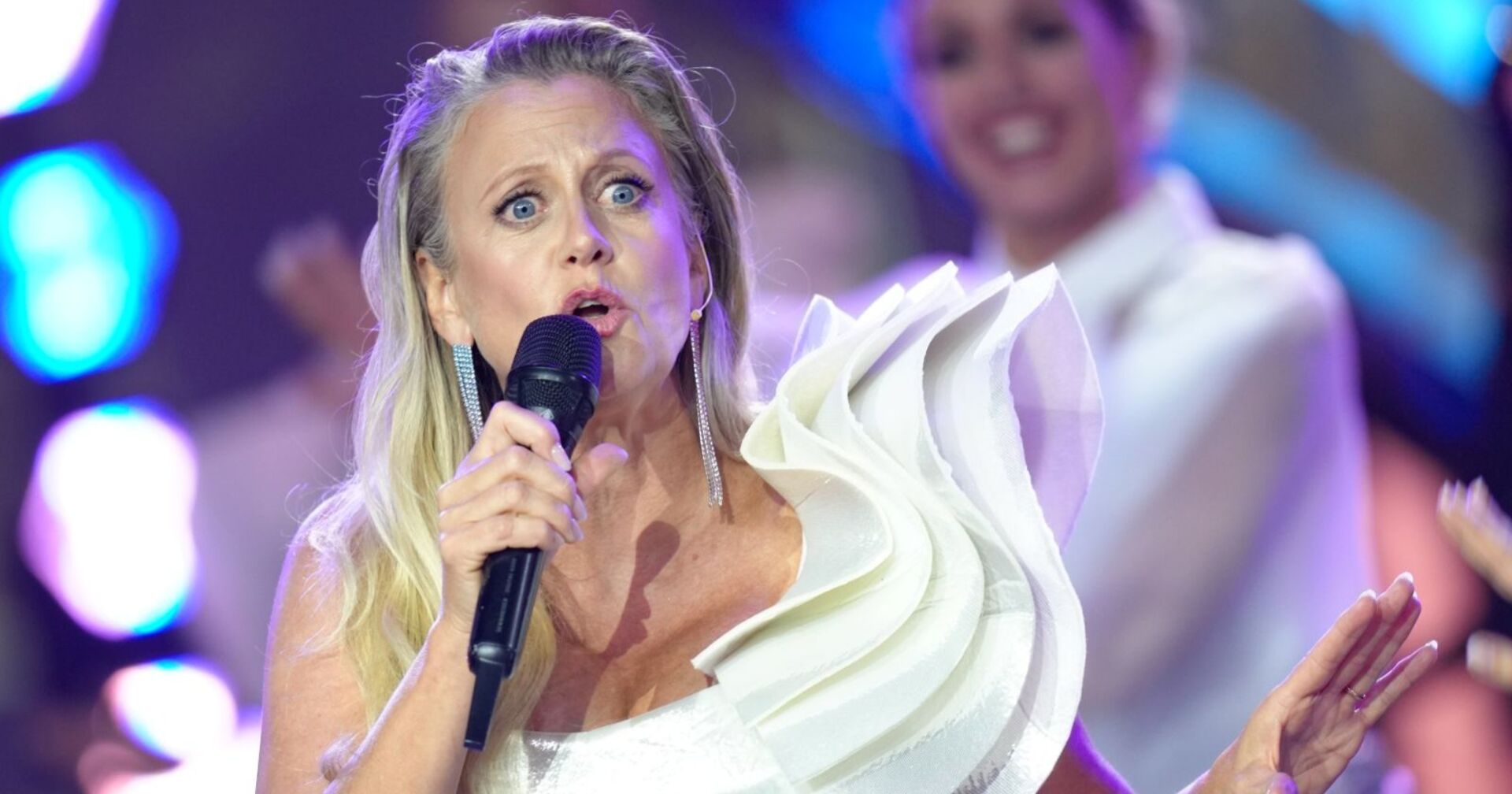 Barbara Schöneberger mit Mikrophon