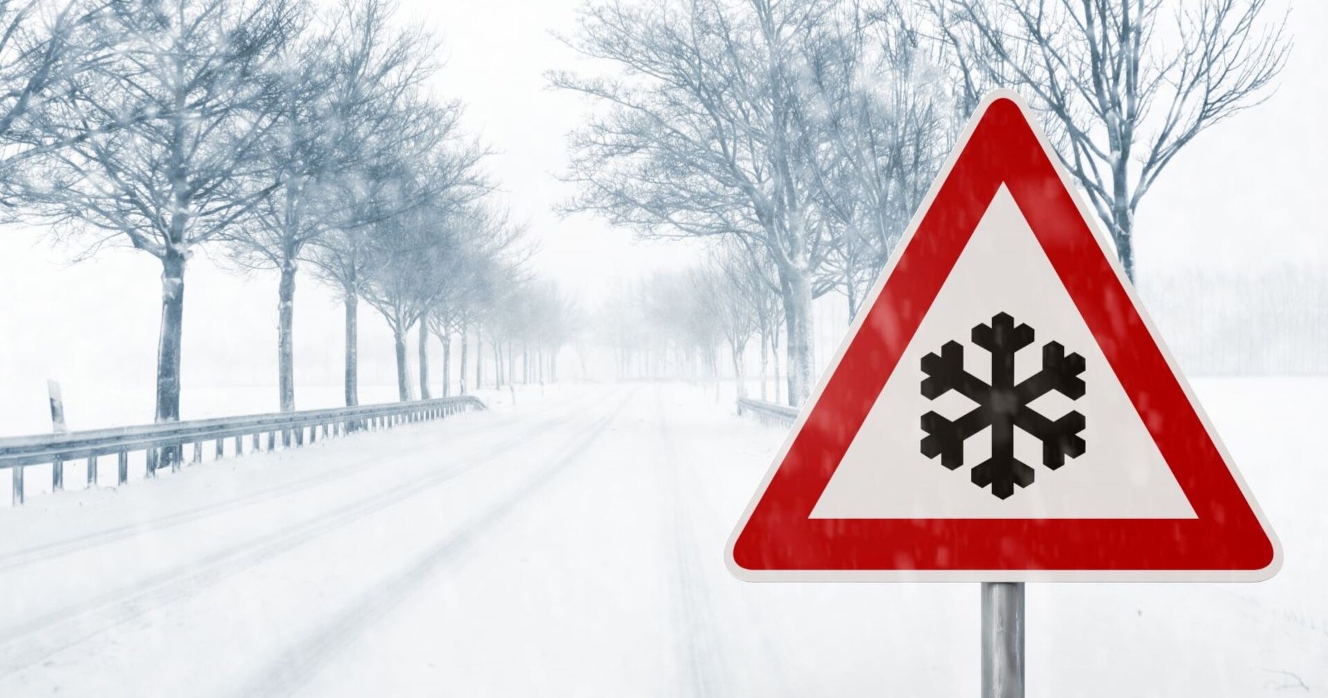 Schneefahrbahn und ein Warnschild