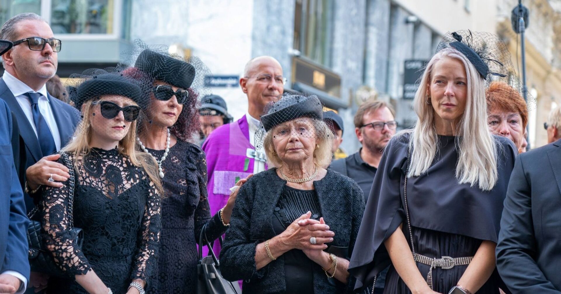 Der Lugner-Clan bei Mörtels Beerdigung.