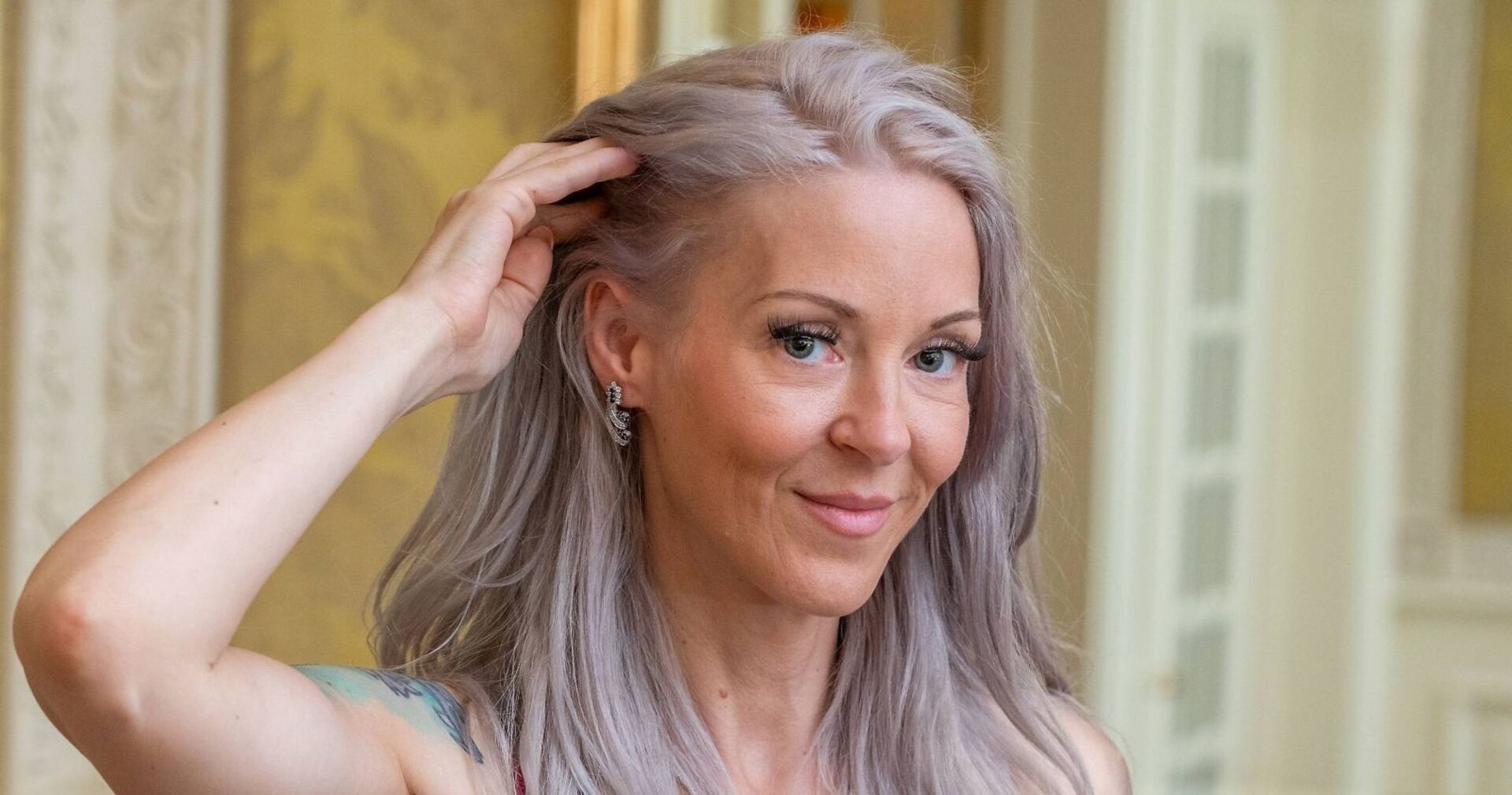 Simone Lugner mit Hand in Haaren