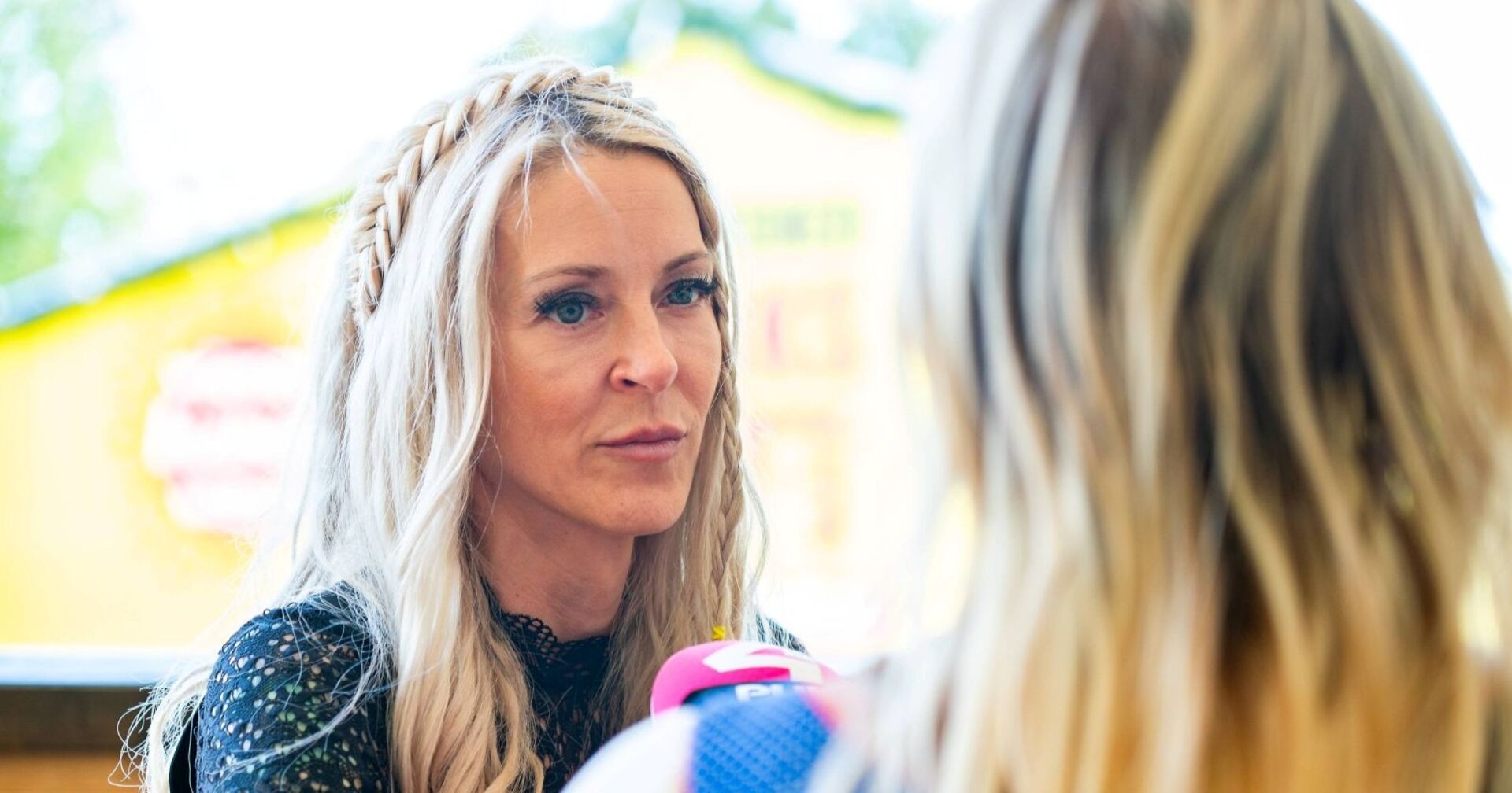 Simone Lugner mit ernstem Gesichtsausdruck