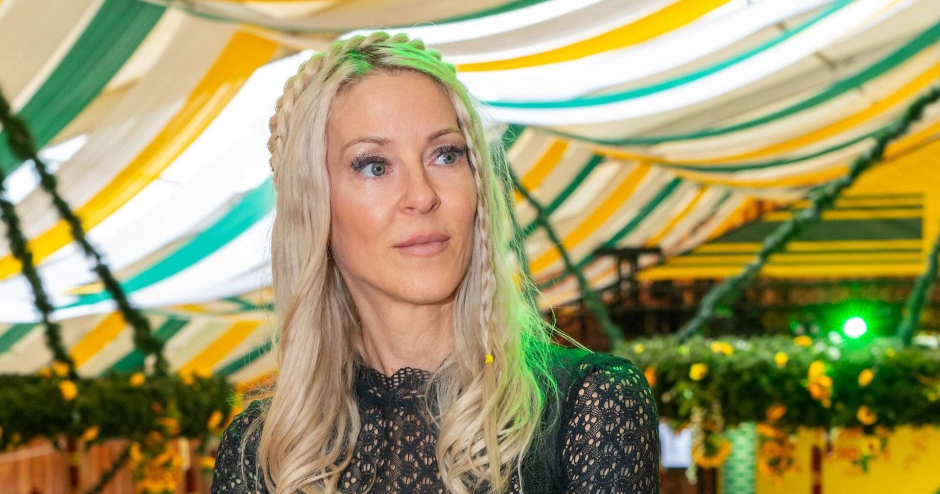 Simone Lugner mit Flechtfrisur und ernstem Blick