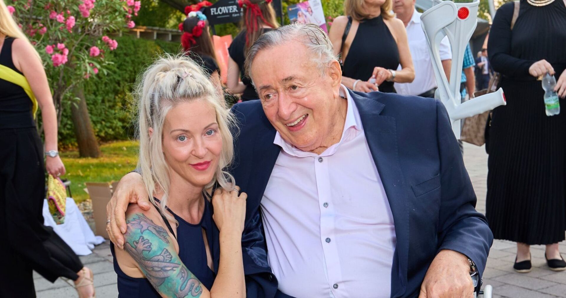 Richard Lugner legt seinen Arm um Simone.