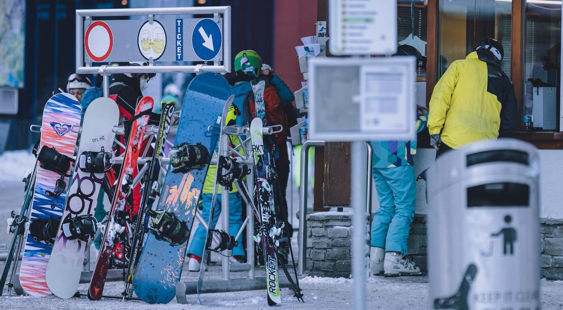 Skifahrer kaufen sich vor Ort ein Skiticket.