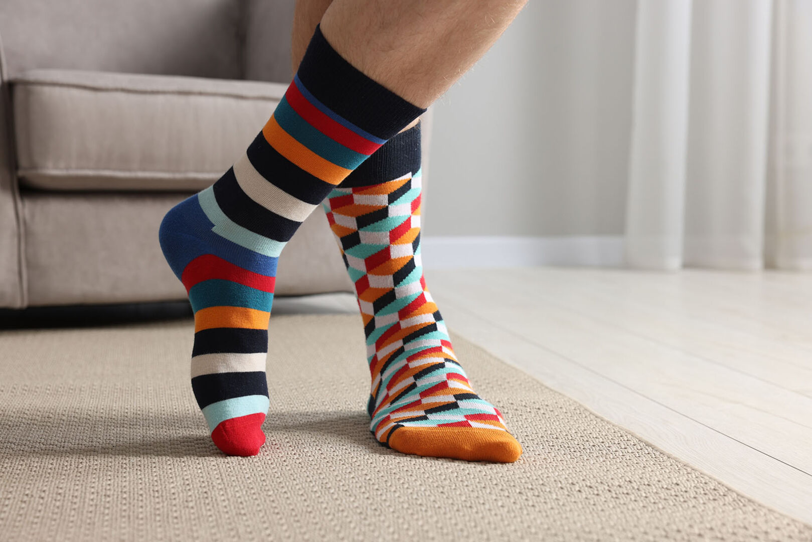 Bunte Socken | Credit: iStock.com/Liudmila Chernetska