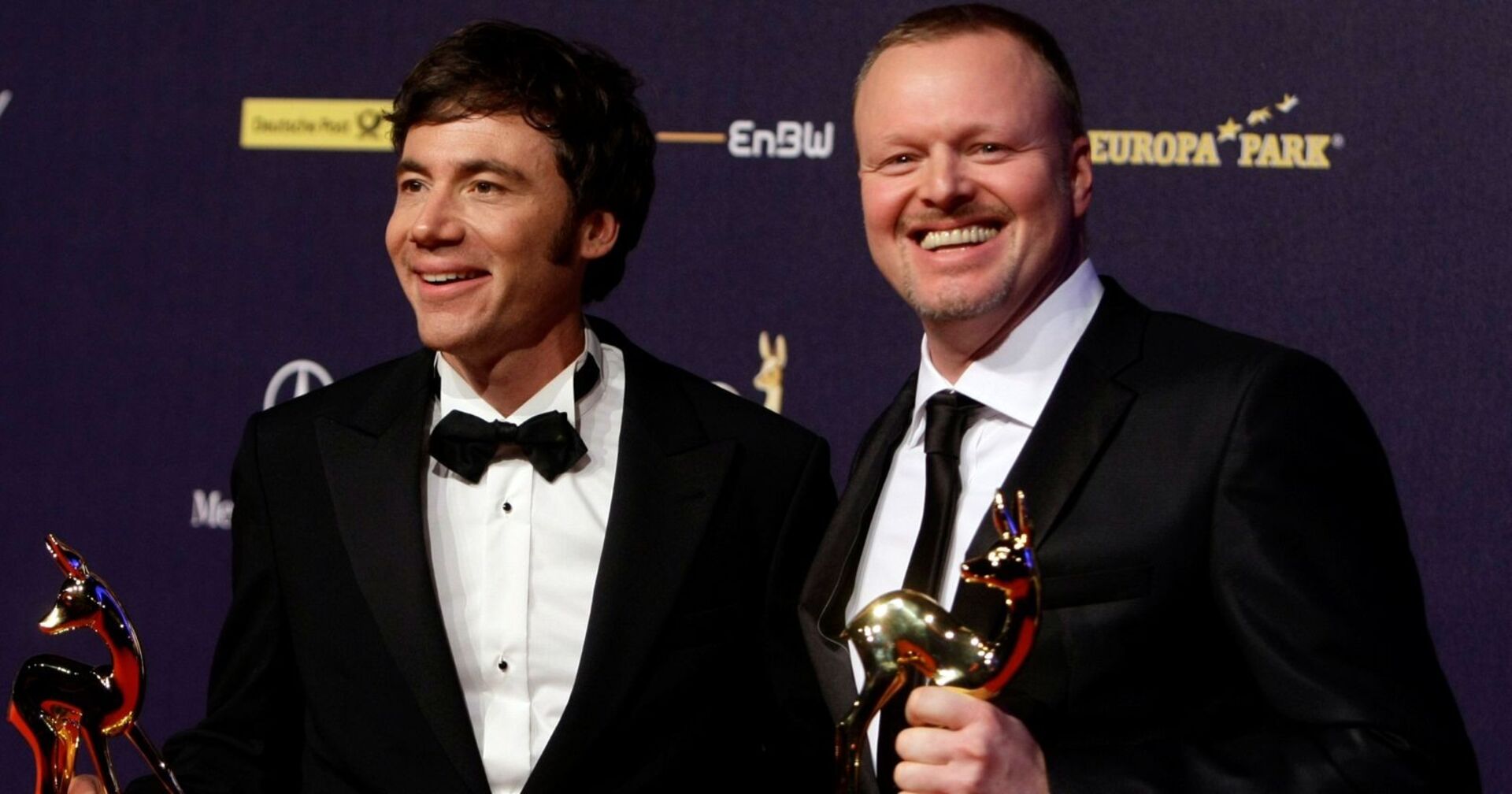 Stefan Raab und Bully Herbig lächeln in die Kamera.