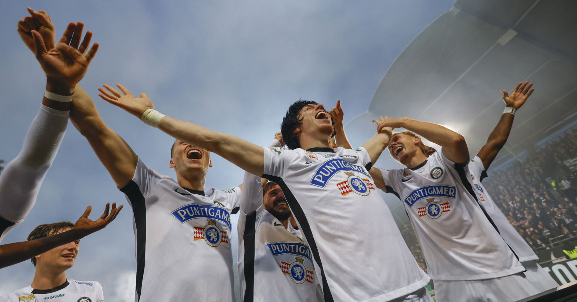 Fußballspieler feiern im Stadion