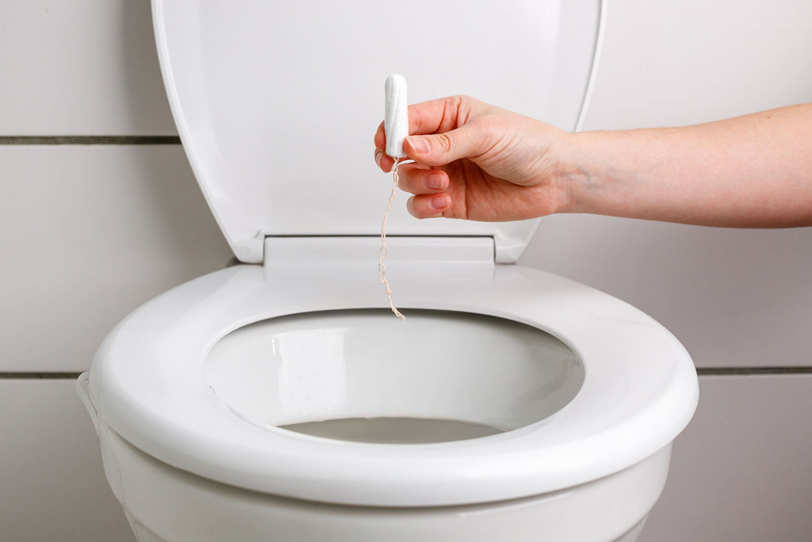 Tampon vor einer Toilette | Credit: iStock.com/Kateryna Artsybasheva