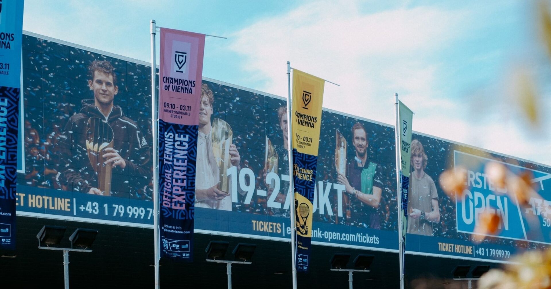 Stadthalle im Design des stattfindenden Tennisturniers