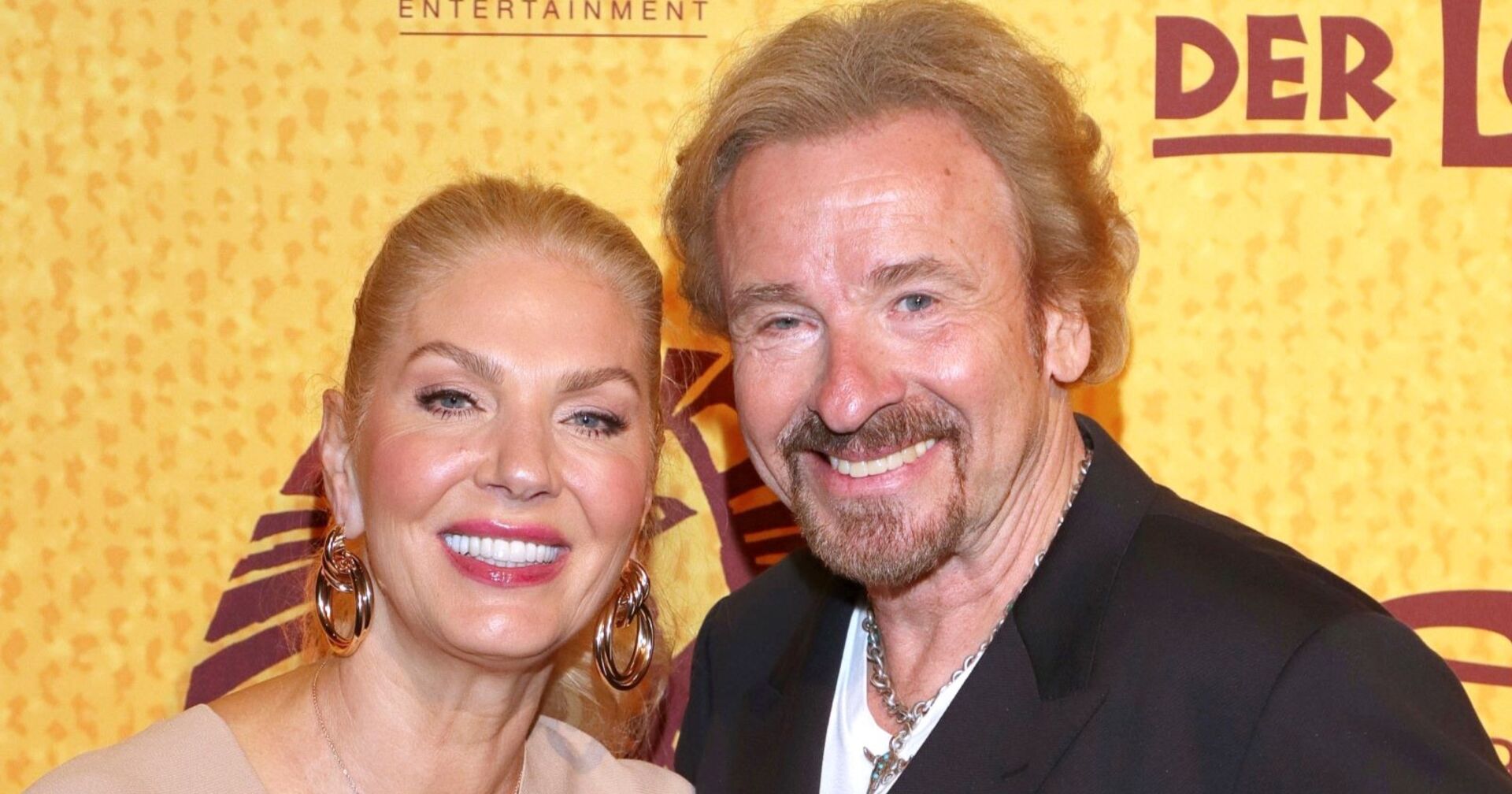 Thomas Gottschalk und Karina Mroß lächeln in die Kamera