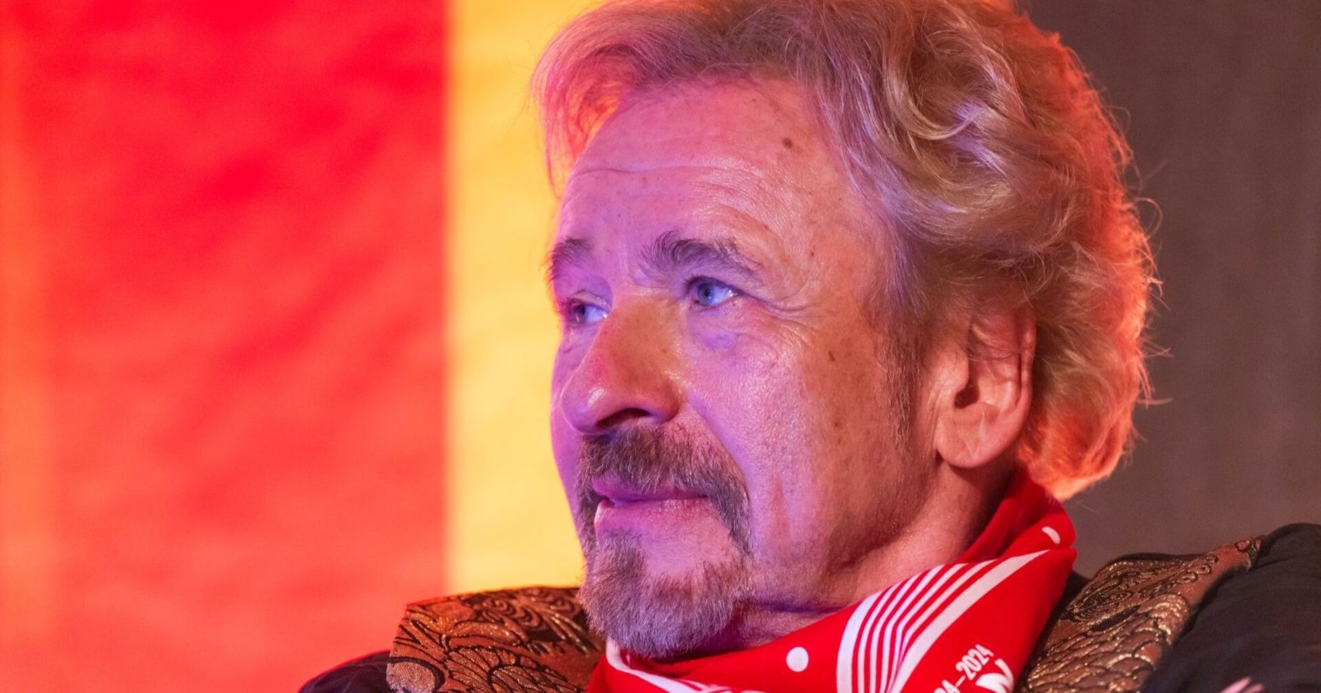 Thomas Gottschalk schaut nach rechts