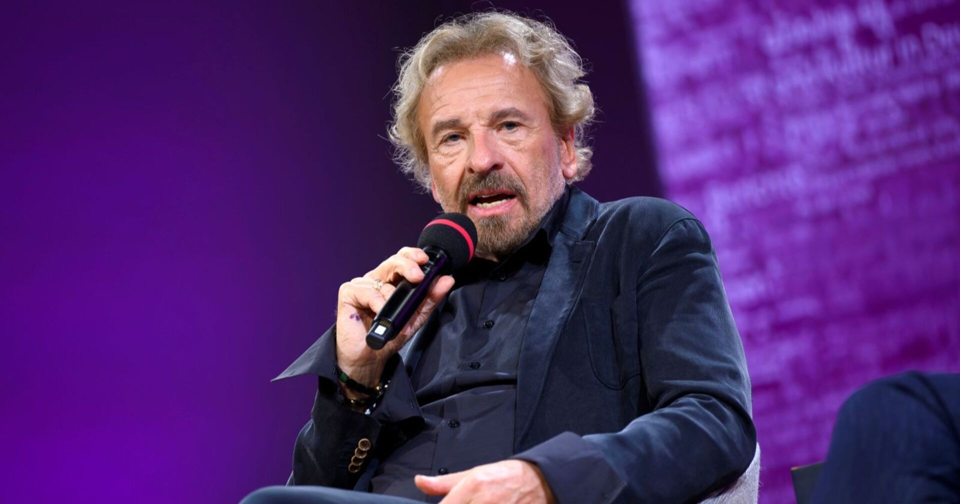 Thomas Gottschalk spricht in ein Mikrophon.