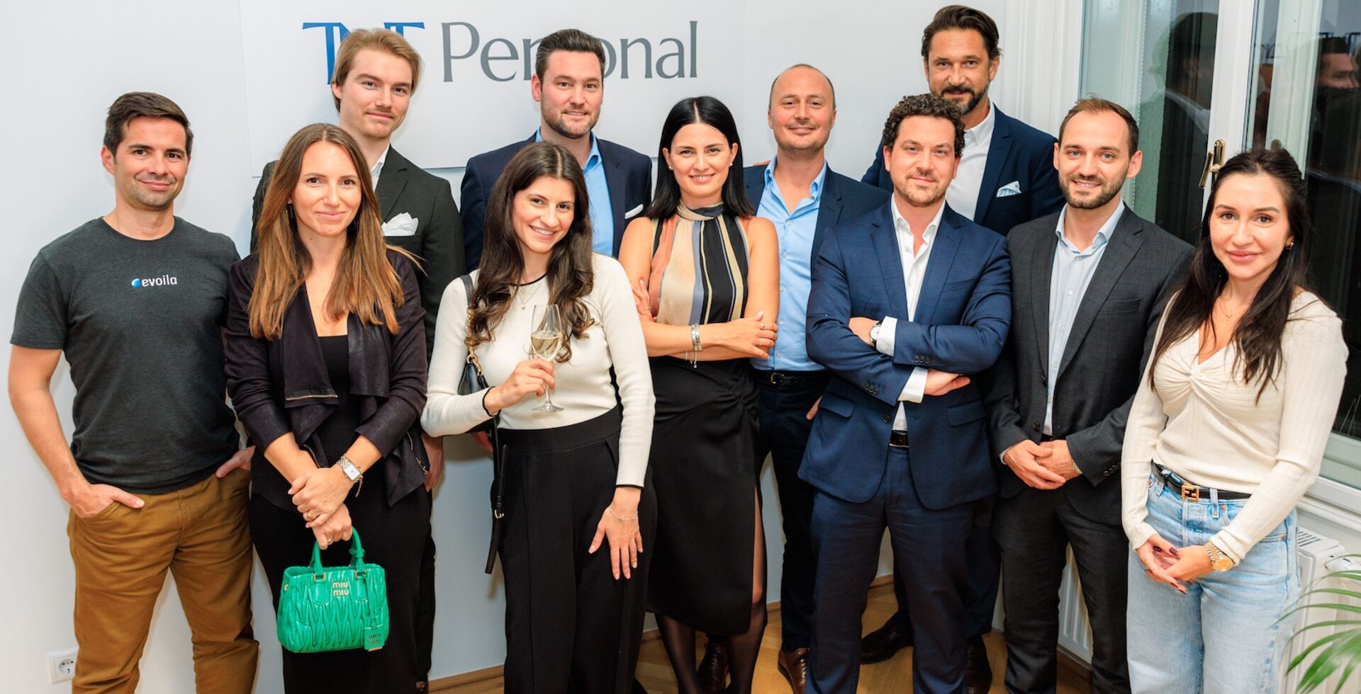 Büroparty mit vielen Menschen