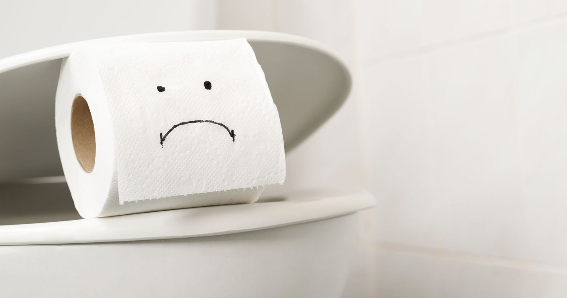Toilettenpapier steht auf einer Toilette | Credit: iStock.com/Rattankun Thongbun