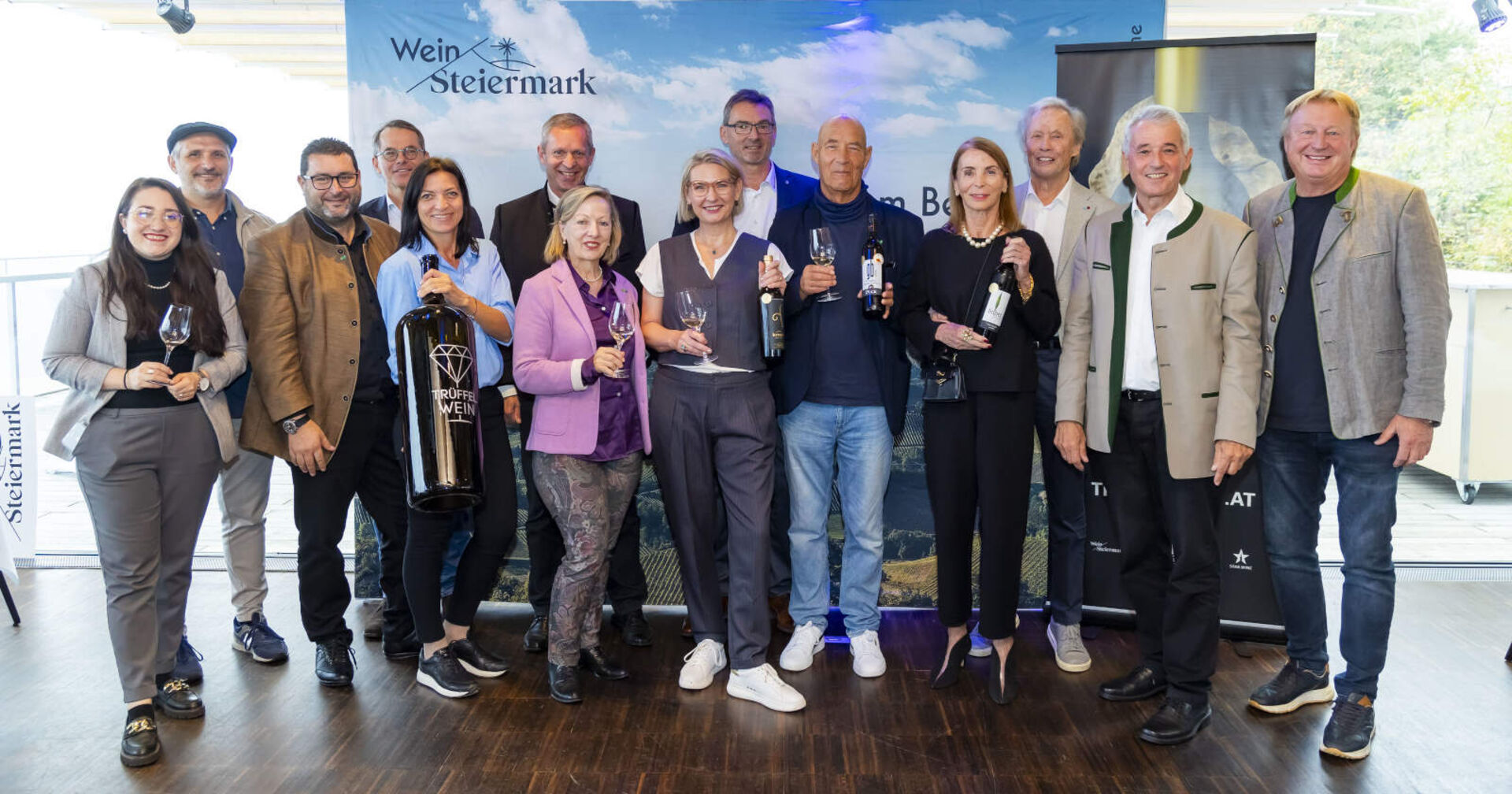 Mehrere Menschen lächeln in die Kamera