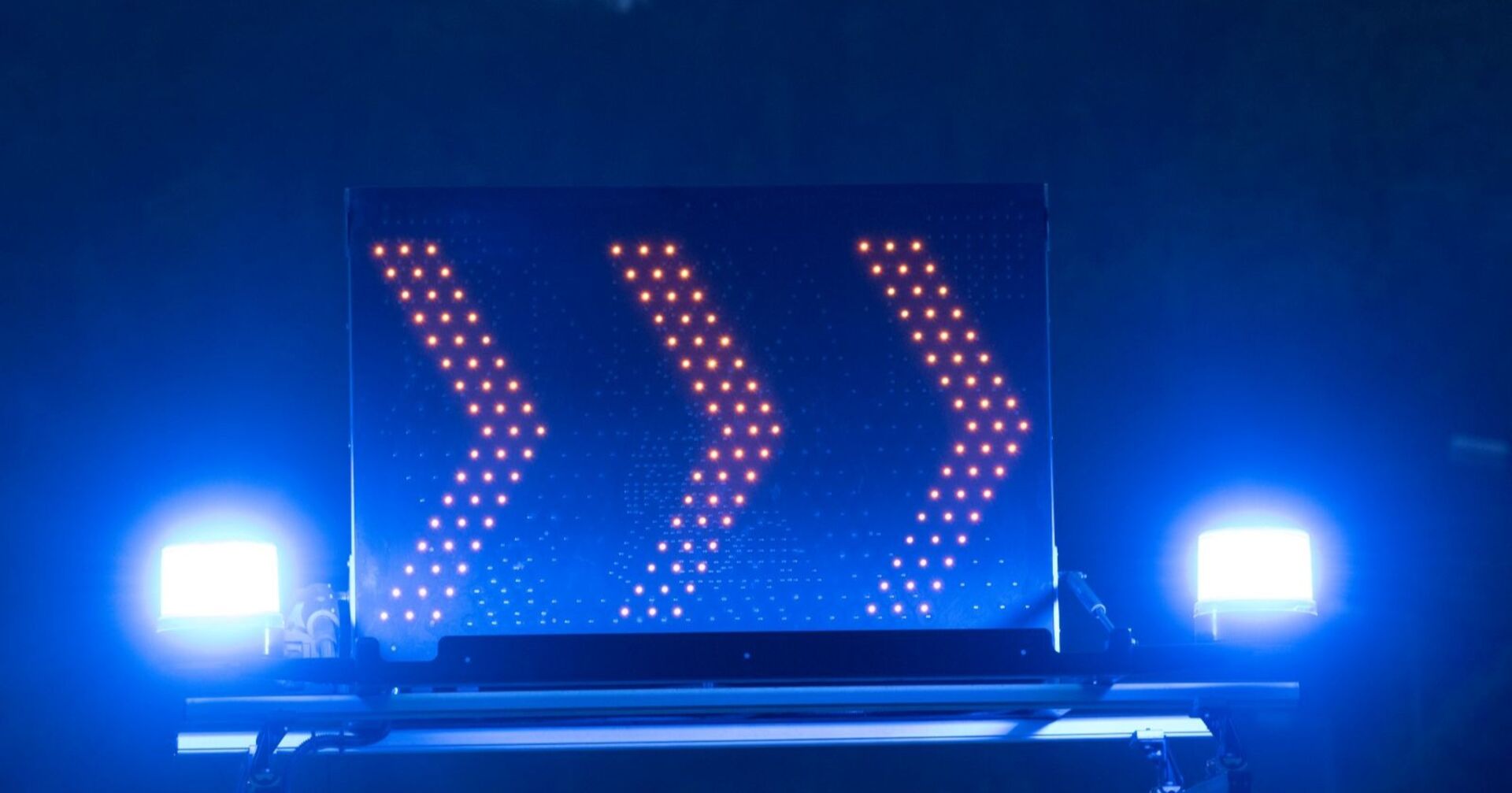 Umleitungsschild und Blaulicht