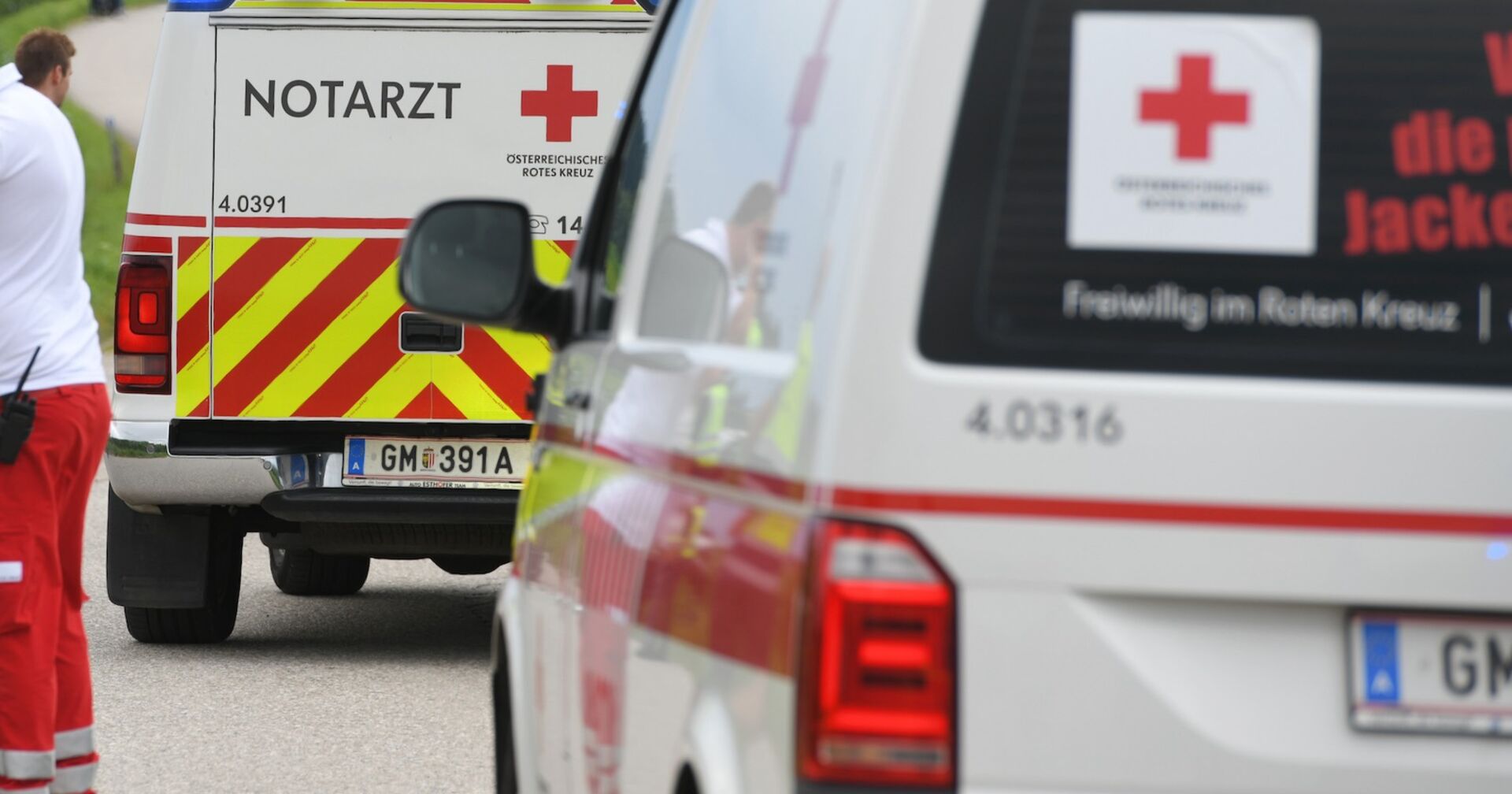 Rettungskräfte mit zwei Autos an einem Einsatzort.