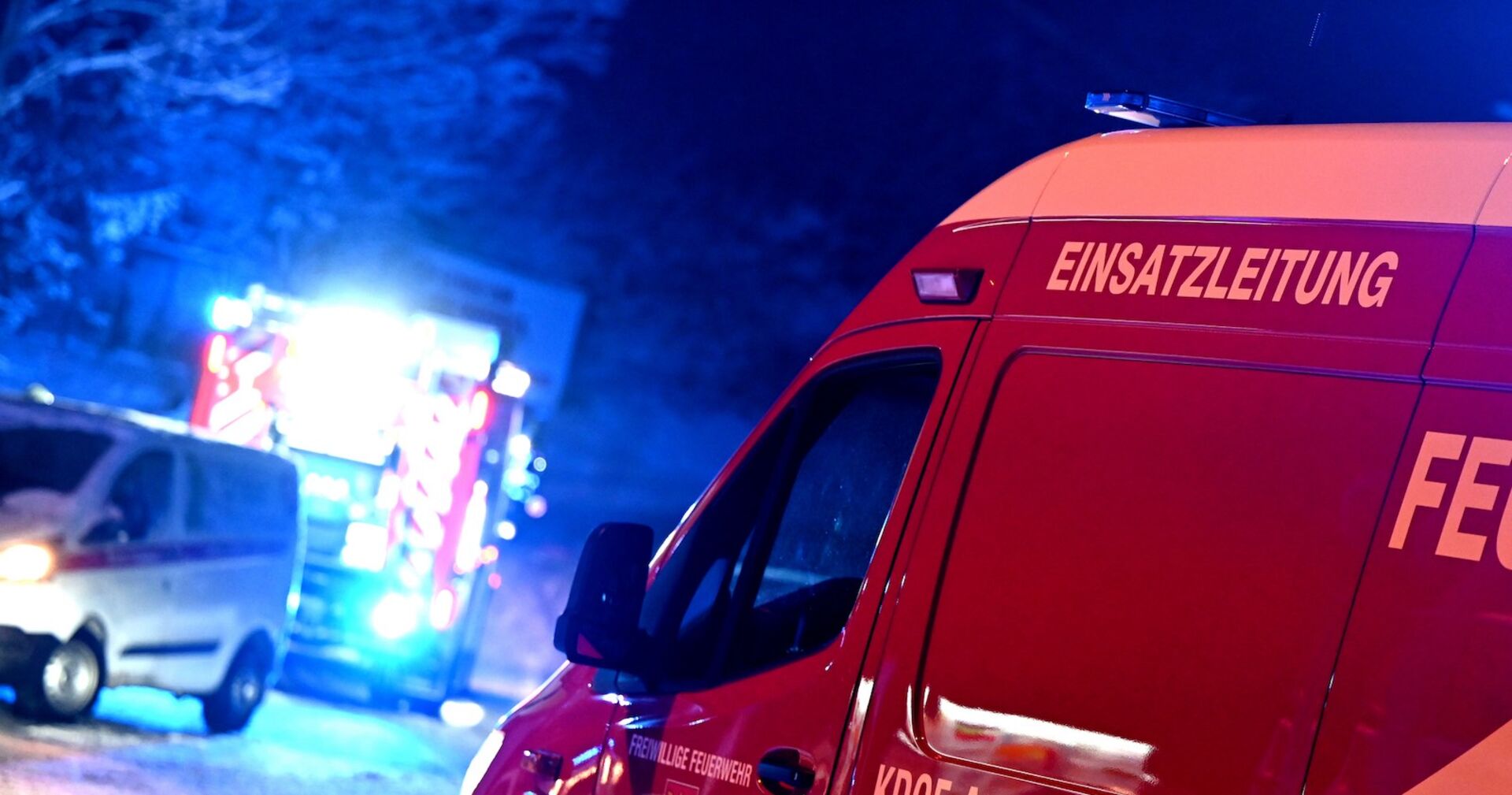 Feuerwehr im nächtlichen Einsatz.