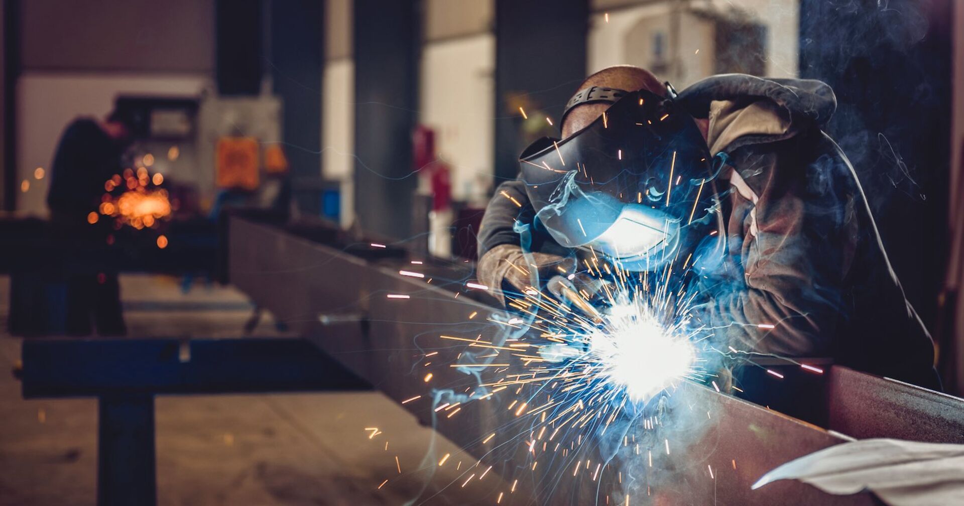 Funke sprühen: Ein Schweißer bei der Arbeit.