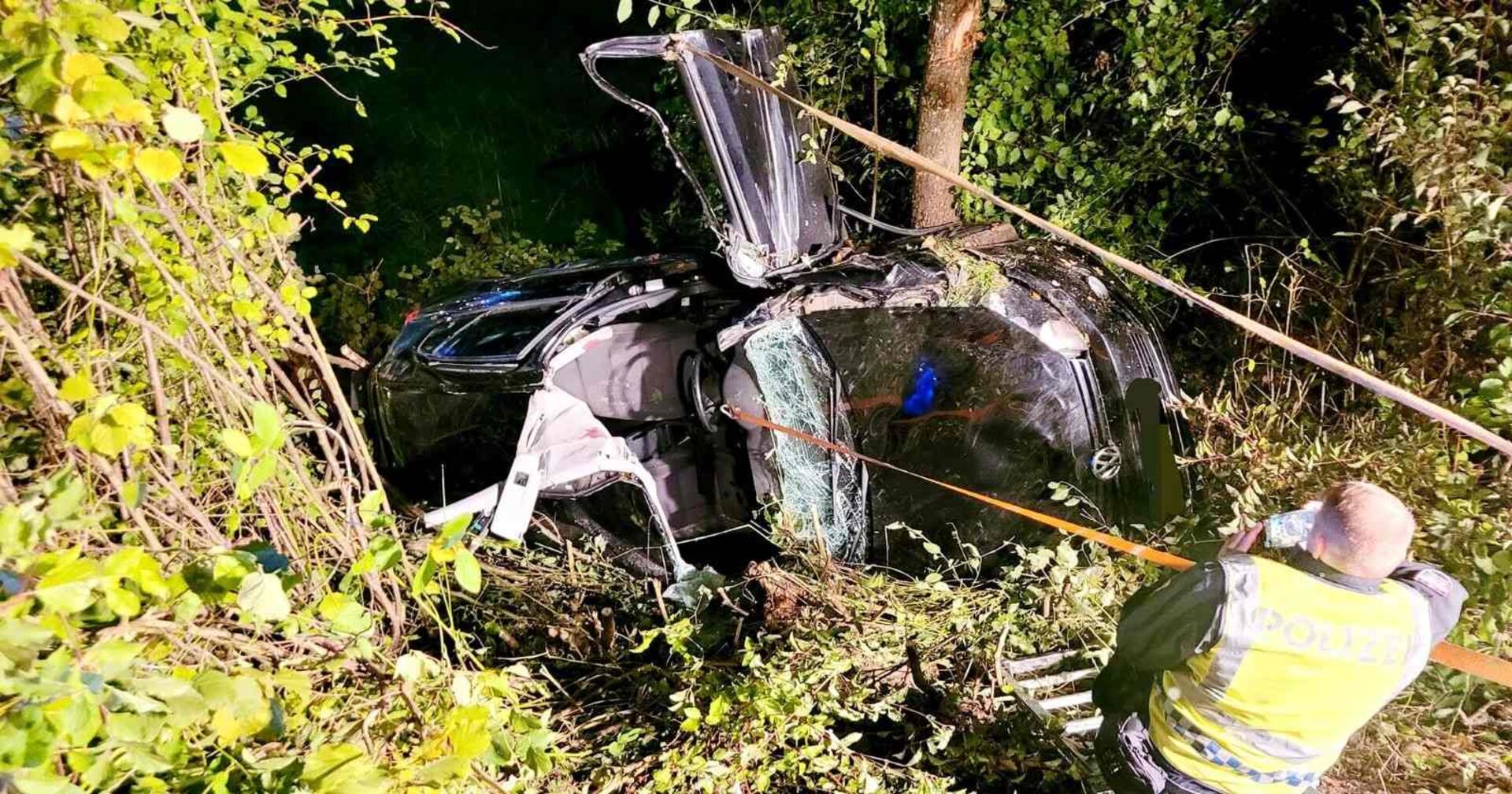 Das völlig zerstörte Unfallauto.