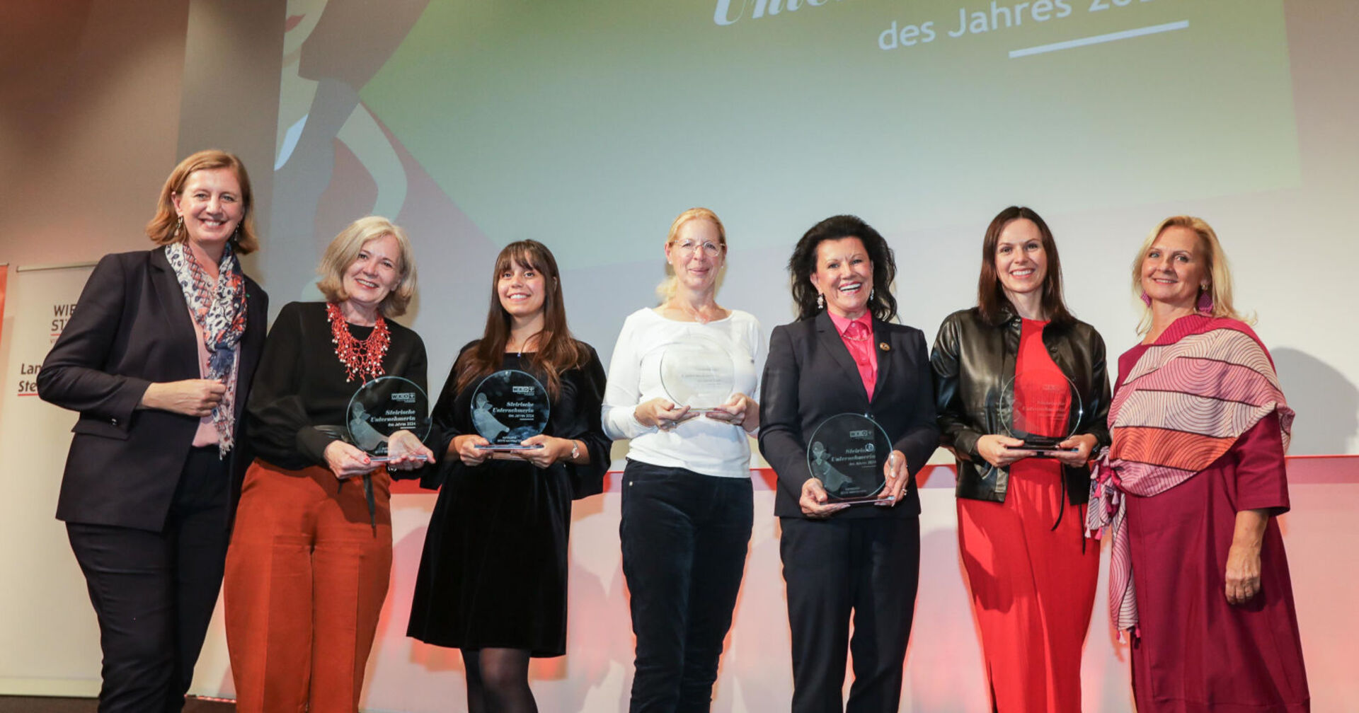 Mehrere Frauen posieren für ein Foto