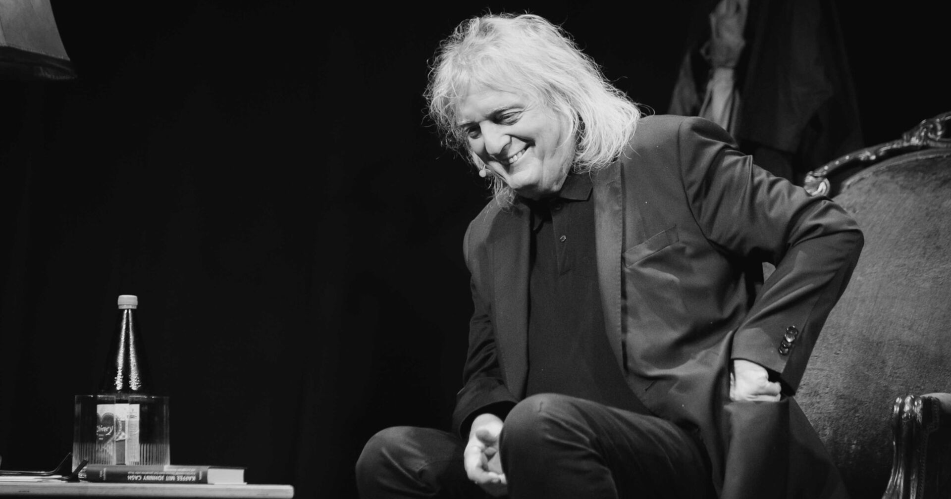 Schwarz-weißes Bild eines sitzenden Mannes