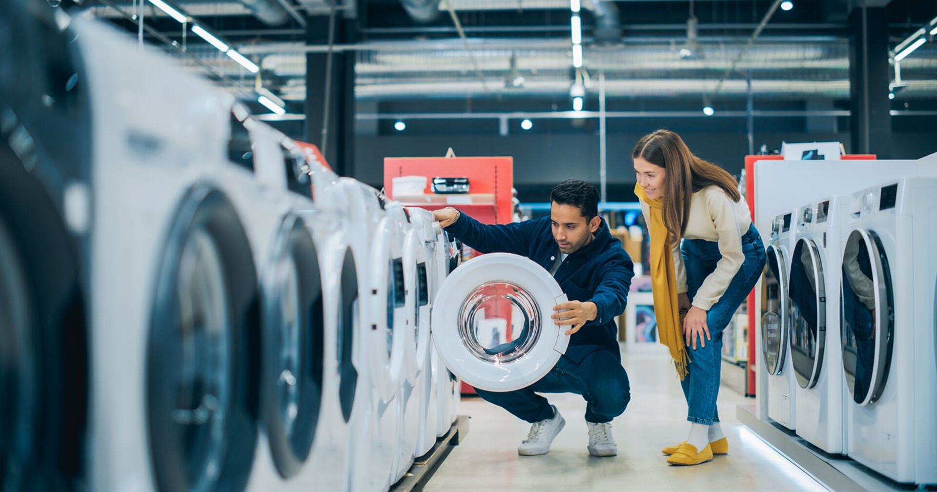 Paar kauft Waschmaschine | Credit: iStock.com/gorodenkoff