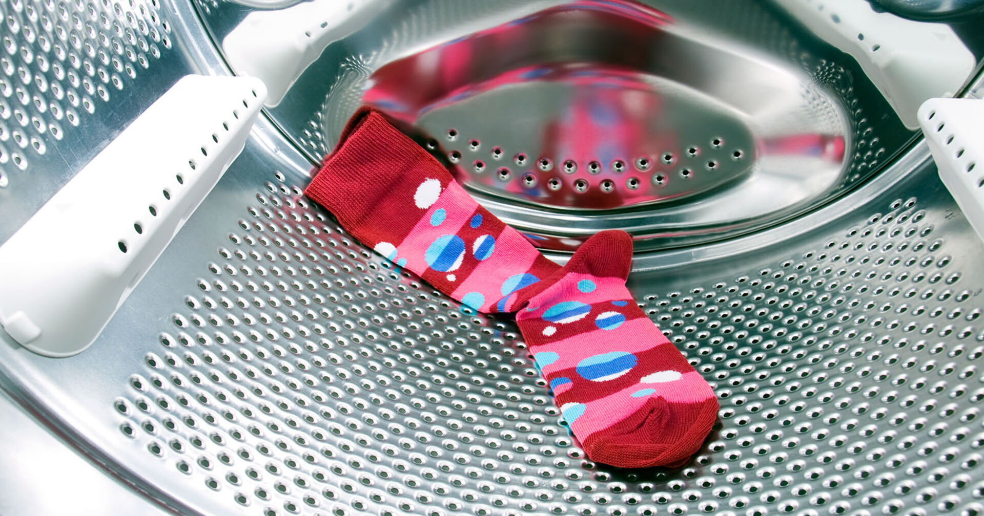 Socke liegt in der Waschmaschine | Credit: iStock.com/sb-borg