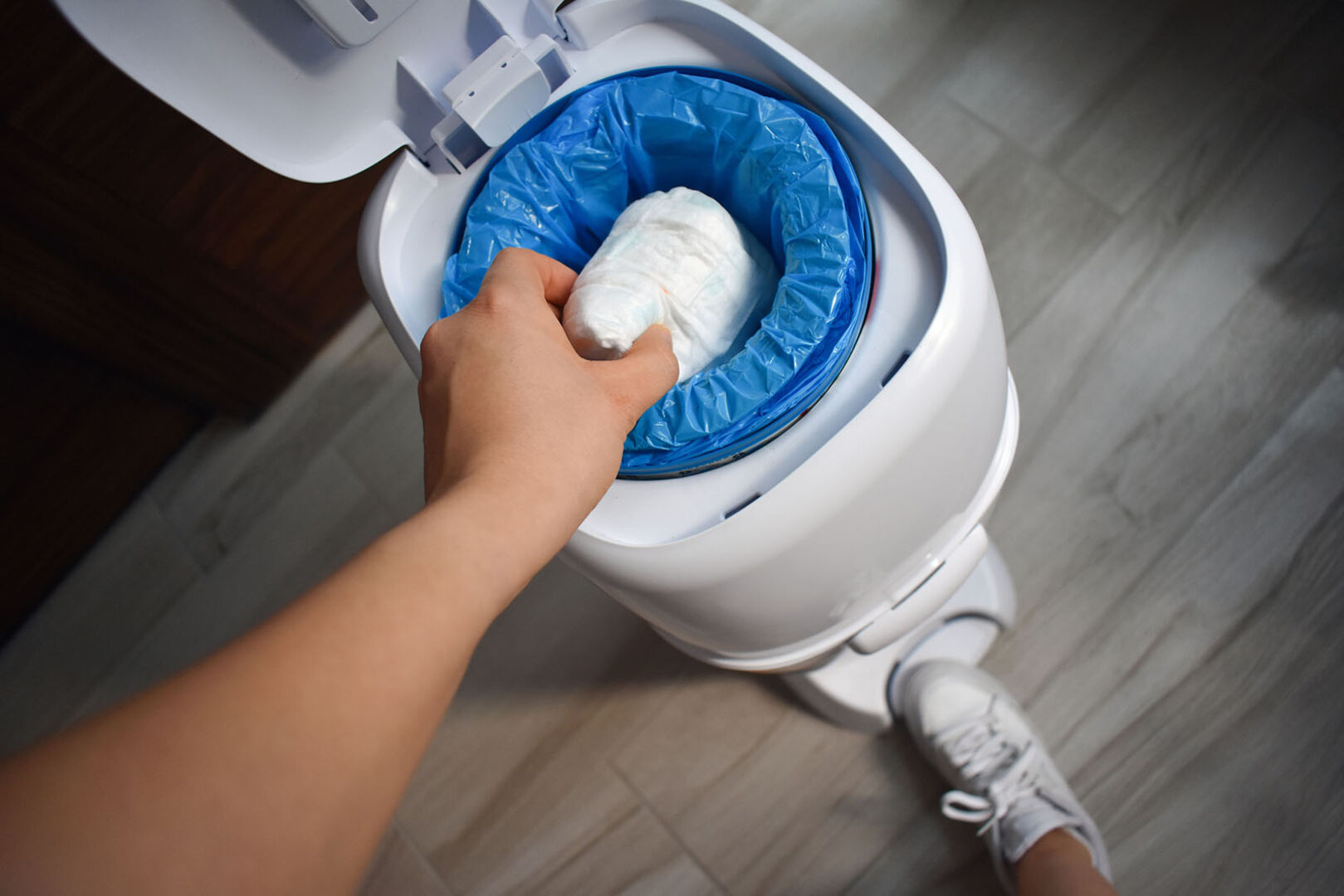 Windeln werden in den Müll geworfen | Credit: iStock.com/AleSal