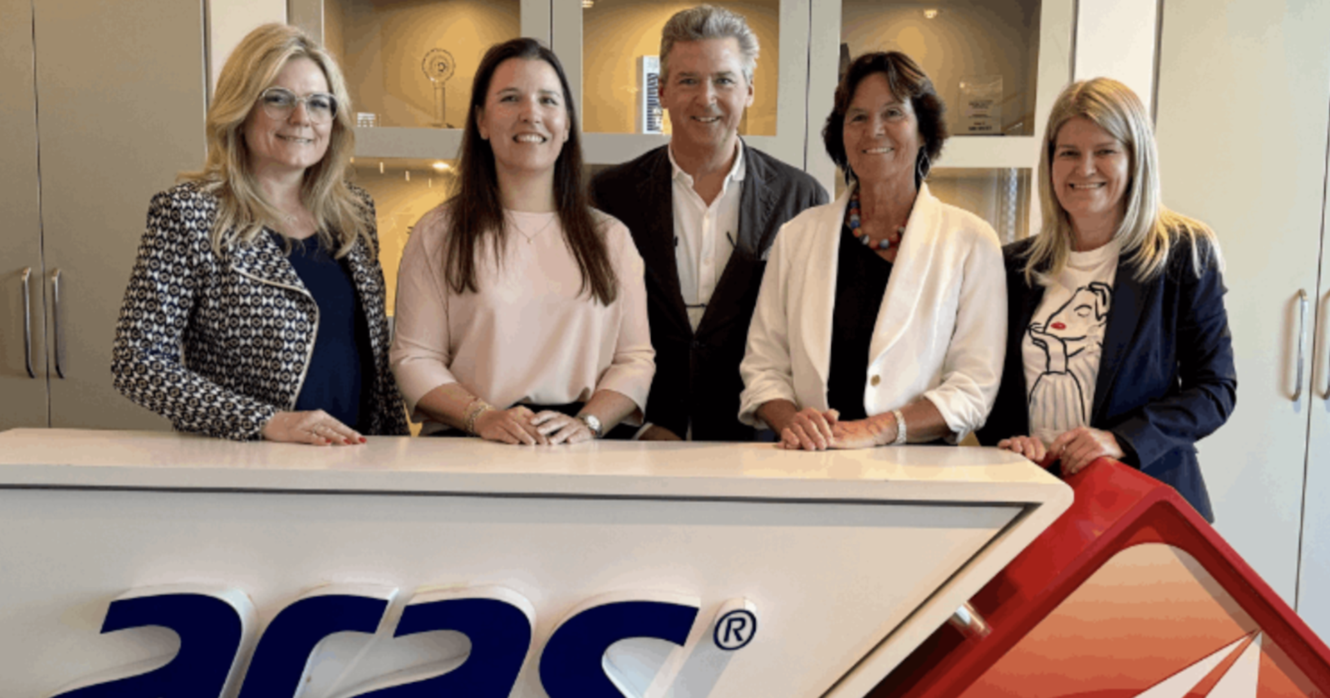 Fünfköpfige Wirtschaftsdelegation in einem Istanbuler Büro