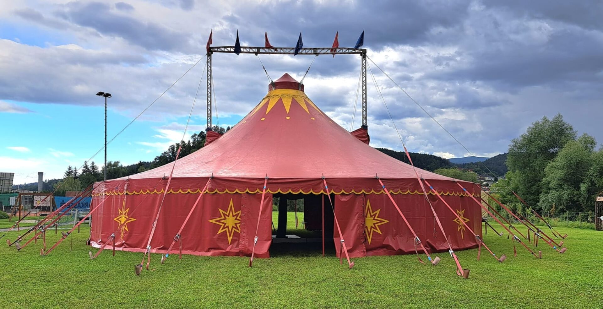 Gestohlenes Zirkuszelt auf einer Wiese