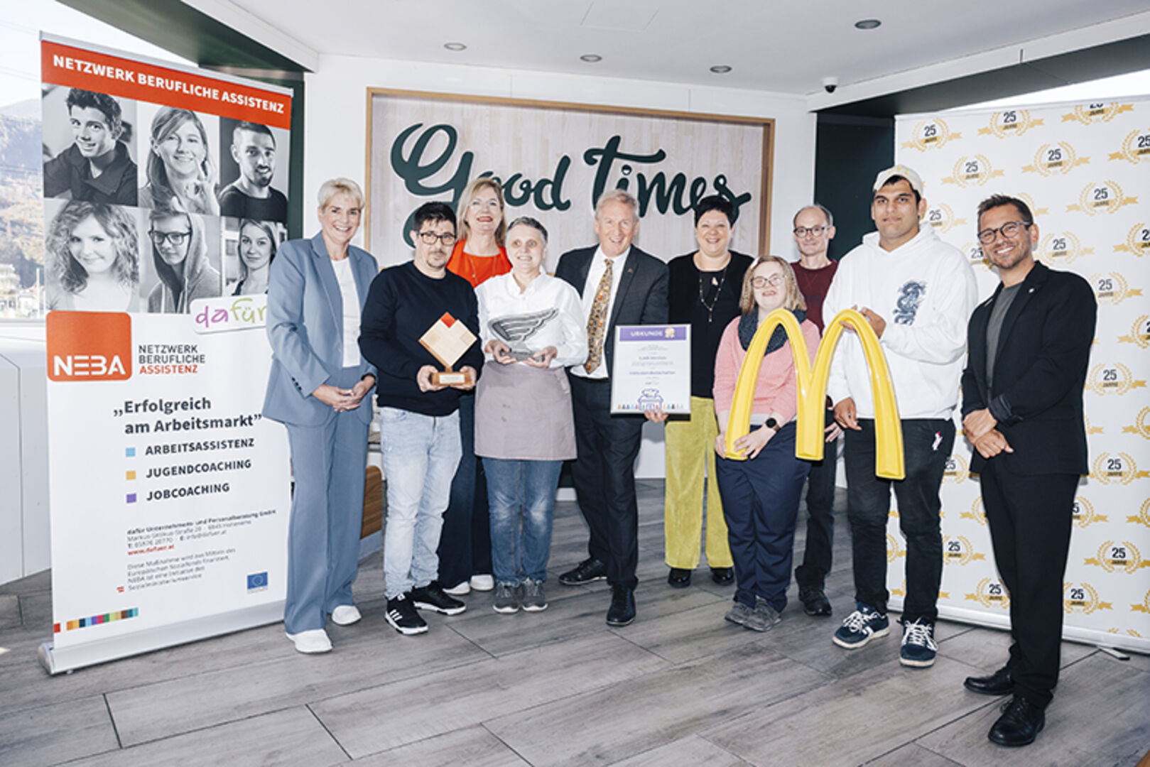 Petra Maria Zerlauth von NEBA Betriebsservice Vorarlberg, Annette und Loek Versluis, Vize-Bgm. Elke Zimmermann und GF „dafür“ Simon Öhe mit Mitarbeiter:innen