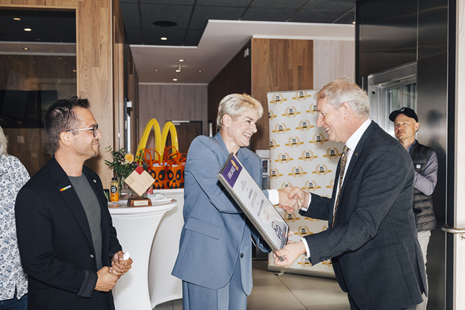 Für seine jahrelangen, erfolgreichen Bemühungen in der Inklusion erhielt Loek Versluis die Ehrenurkunde als Inklusionsbotschafter von „dafür“.