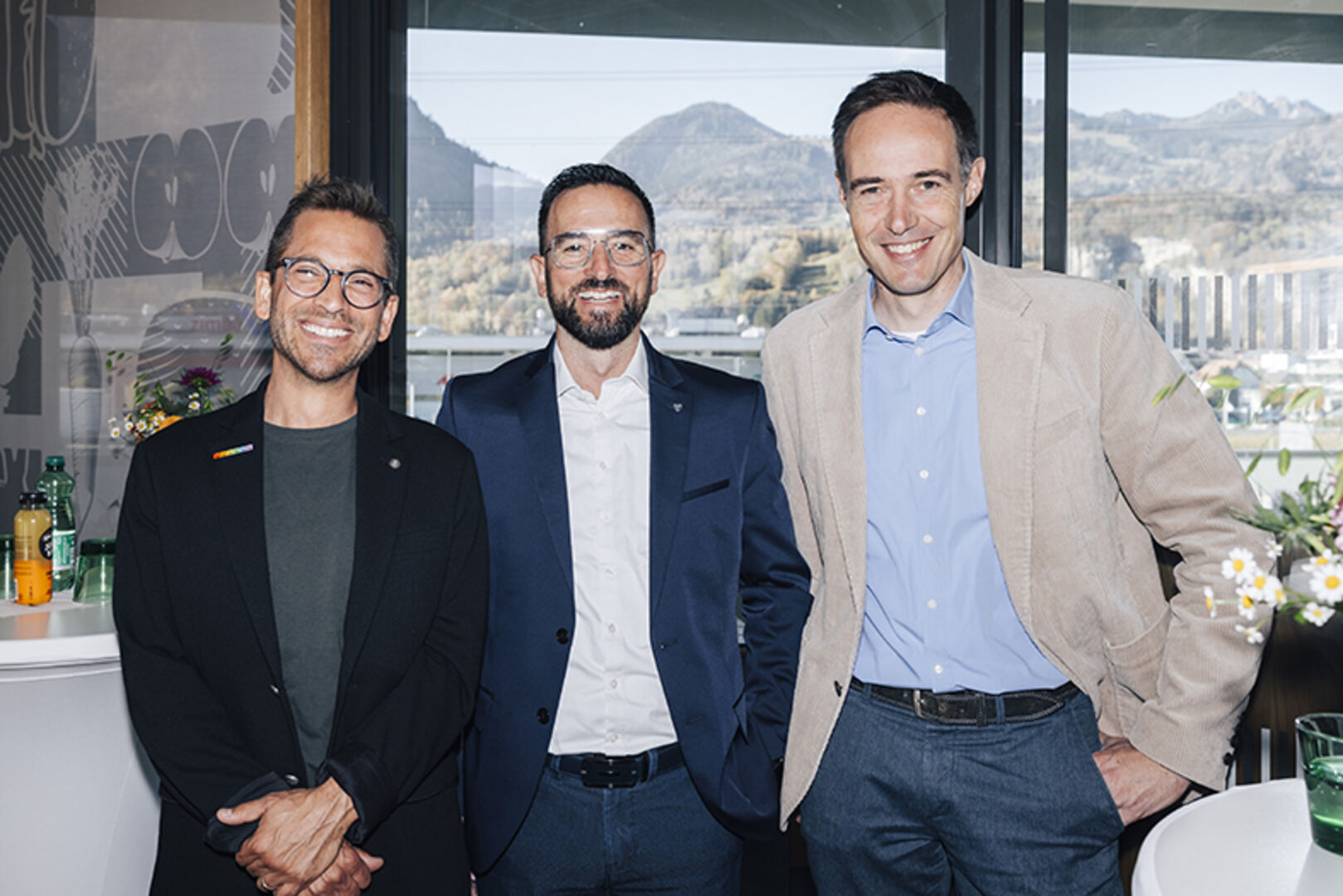 GF „dafür“ Simon Öhe mit Pierre Roecker und Olivier Enderle von Ospelt beim Inklusionsevent im McDonald’s Restaurant in Bürs.