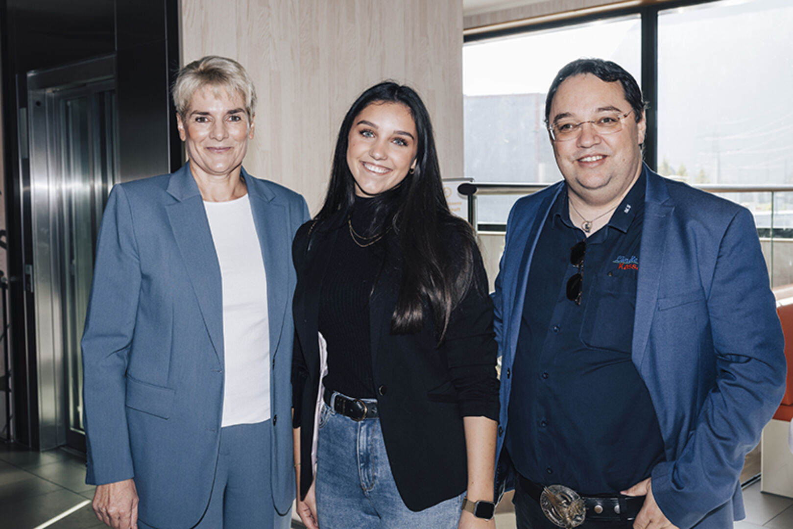 Petra Maria Zerlauth von NEBA Betriebsservice Vorarlberg mit Anna-Lena Fleisch und Inhaber der LändleKASSA Michael Fleisch.
