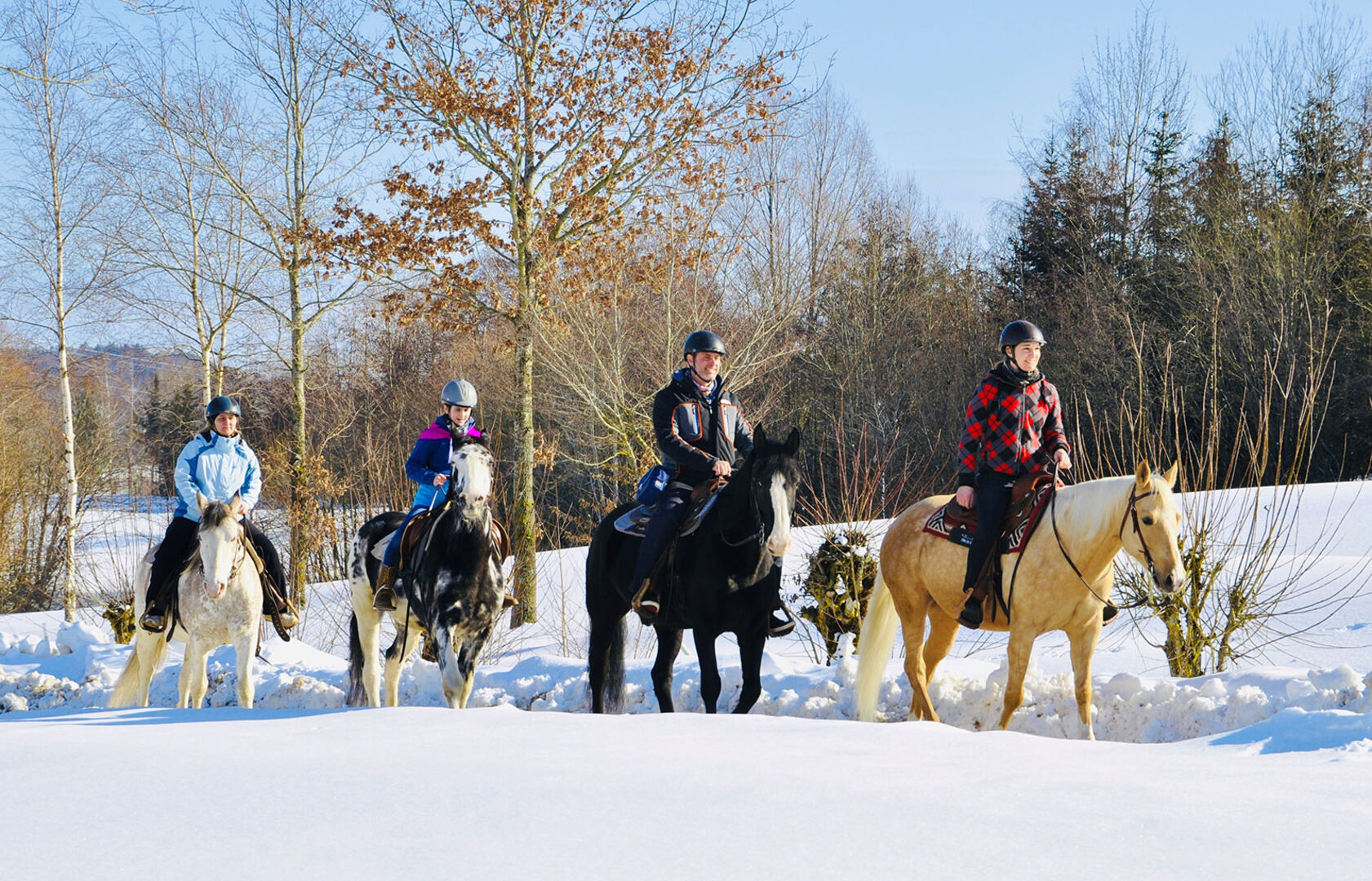 Gruppe von Reiterinnen und Reiter unterwegs in einer winterlichen Landschaft | Credit: Aldiana Club Ampflwang