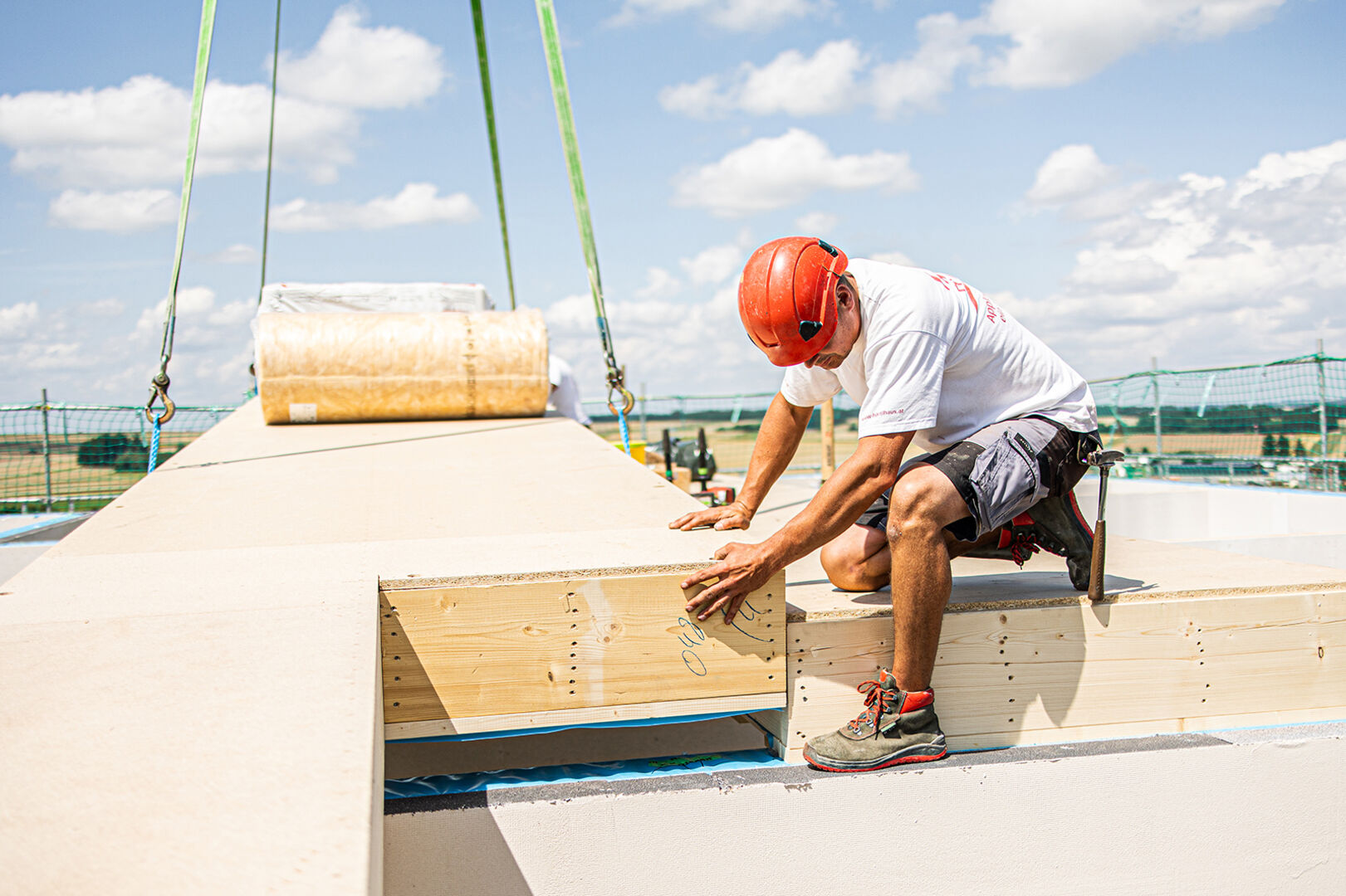Bauarbeiter bei der Befestigung von Platten | Credit: HARTL HAUS