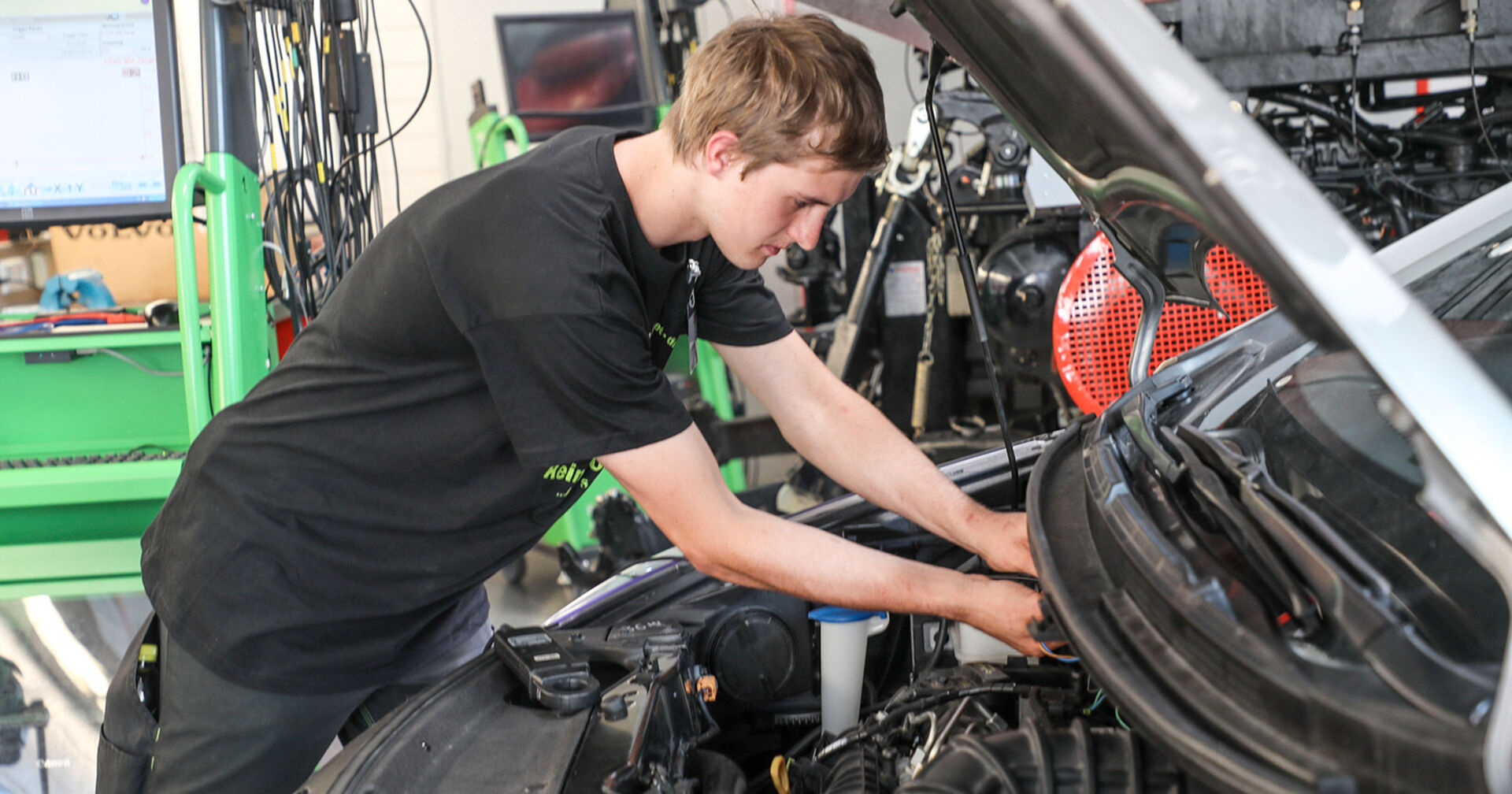 Junger KFZ-Techniker bei der Arbeit | Credit: Wirtschaftskammer Salzburg/Franz Neumayr