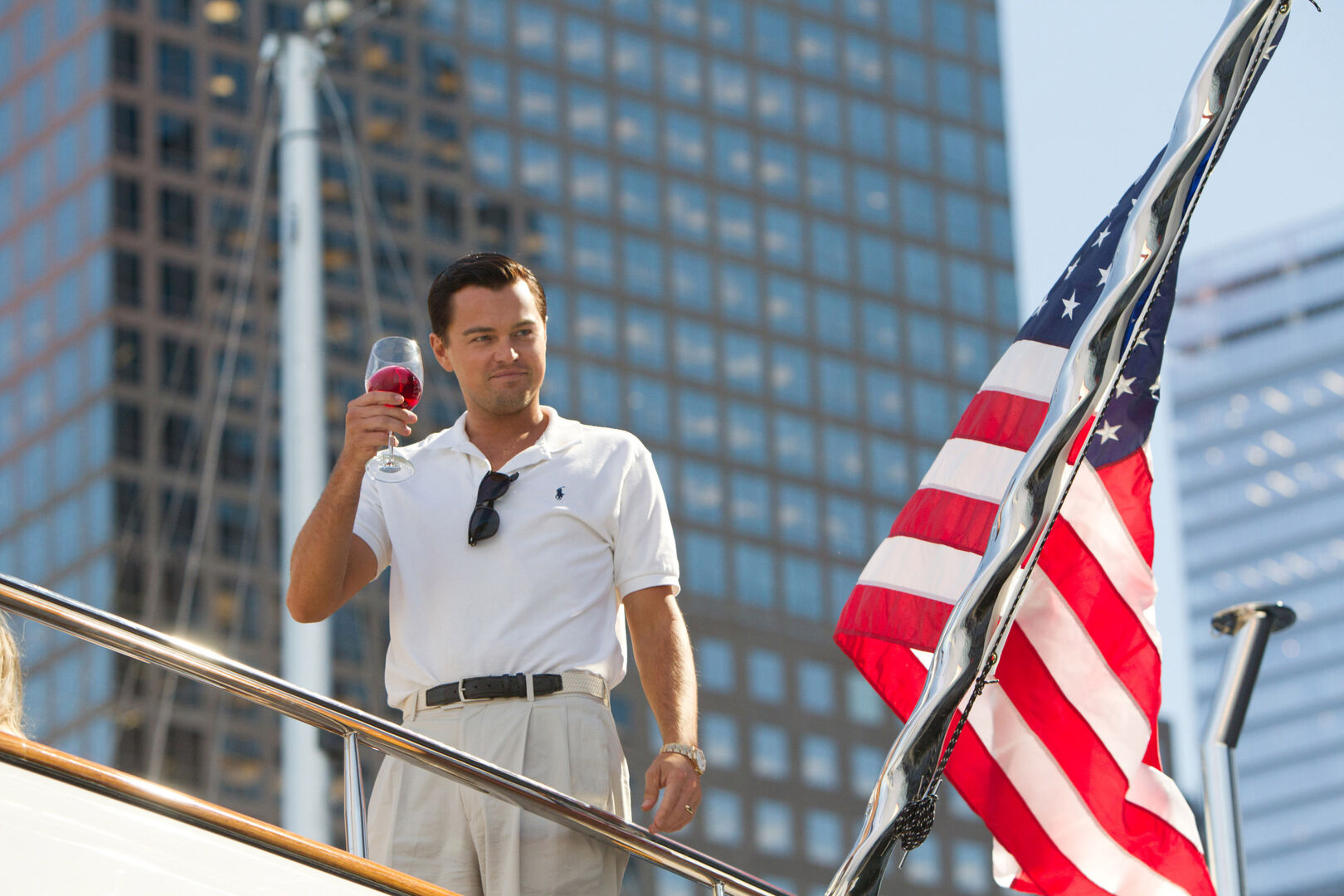 Szenenfoto aus &quot;The Wolf of Wall Street&quot;, das Leonardo DiCaprio mit einem Glas Wein in der Hand an Deck einer Luxusyacht zeigt