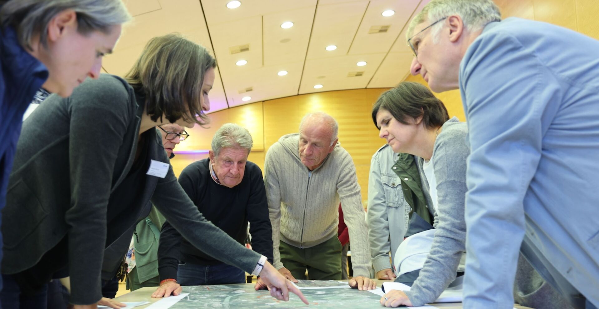 Menschen besprechen S-LINK-Trasse