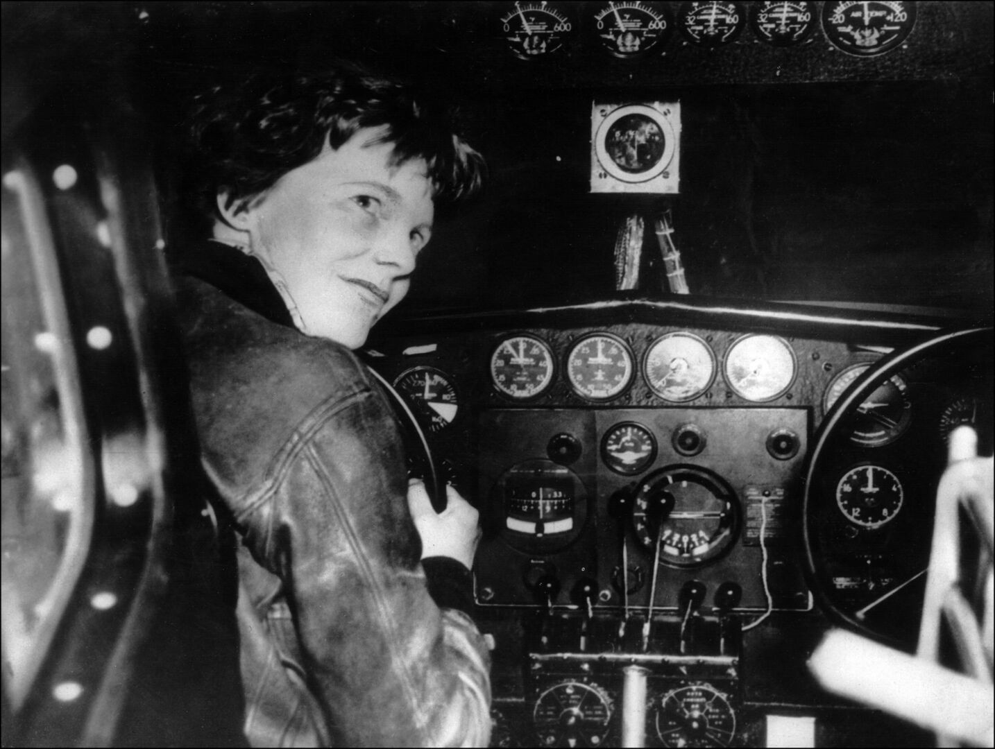 Amelia Earhart im Cockpit