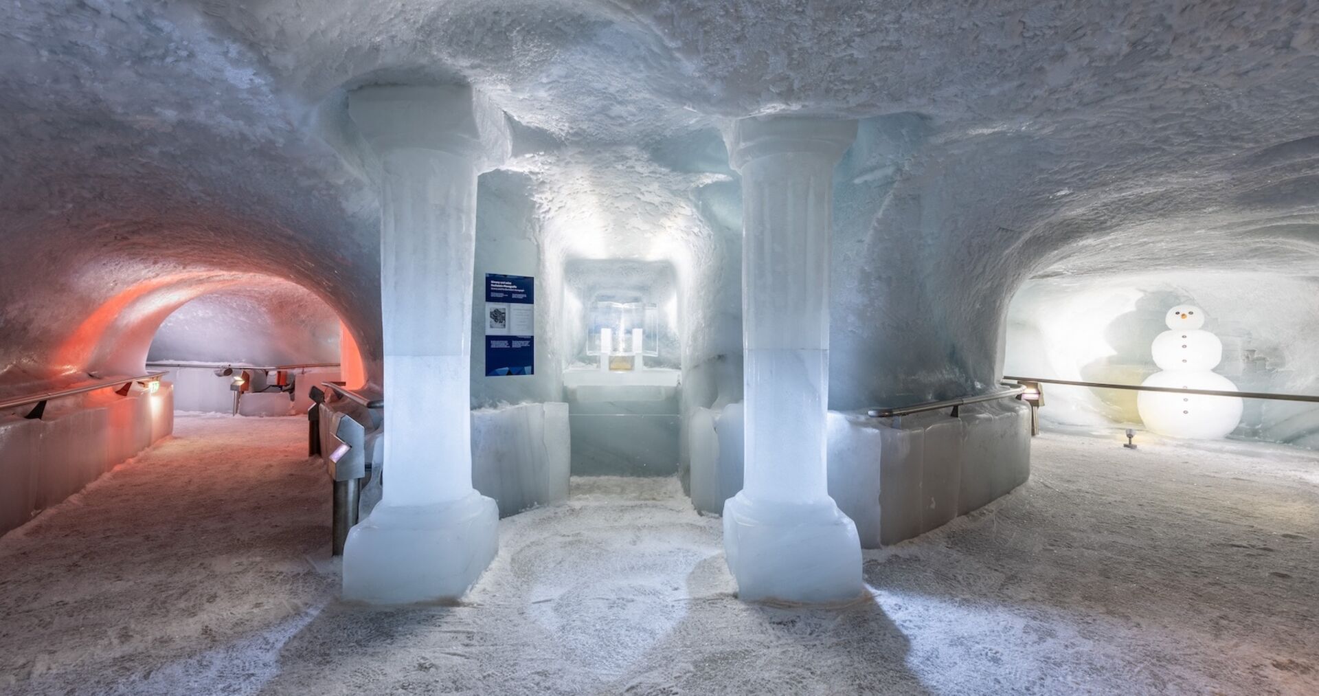 Eispalast mit Eissäulen, Schneemann, drei Räumen