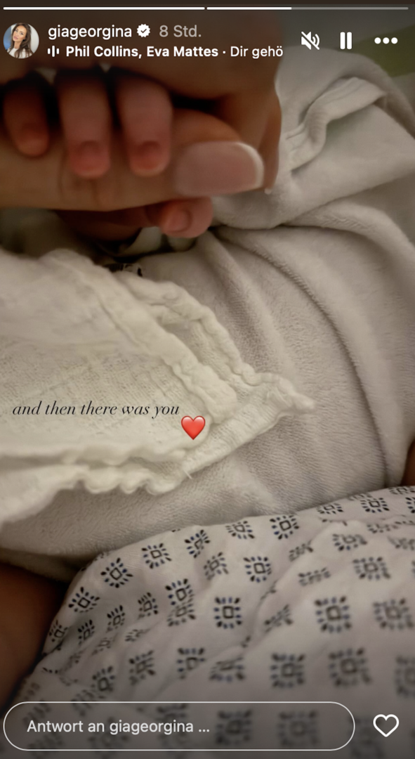 Babyfinger umklammern Hand der Mutter