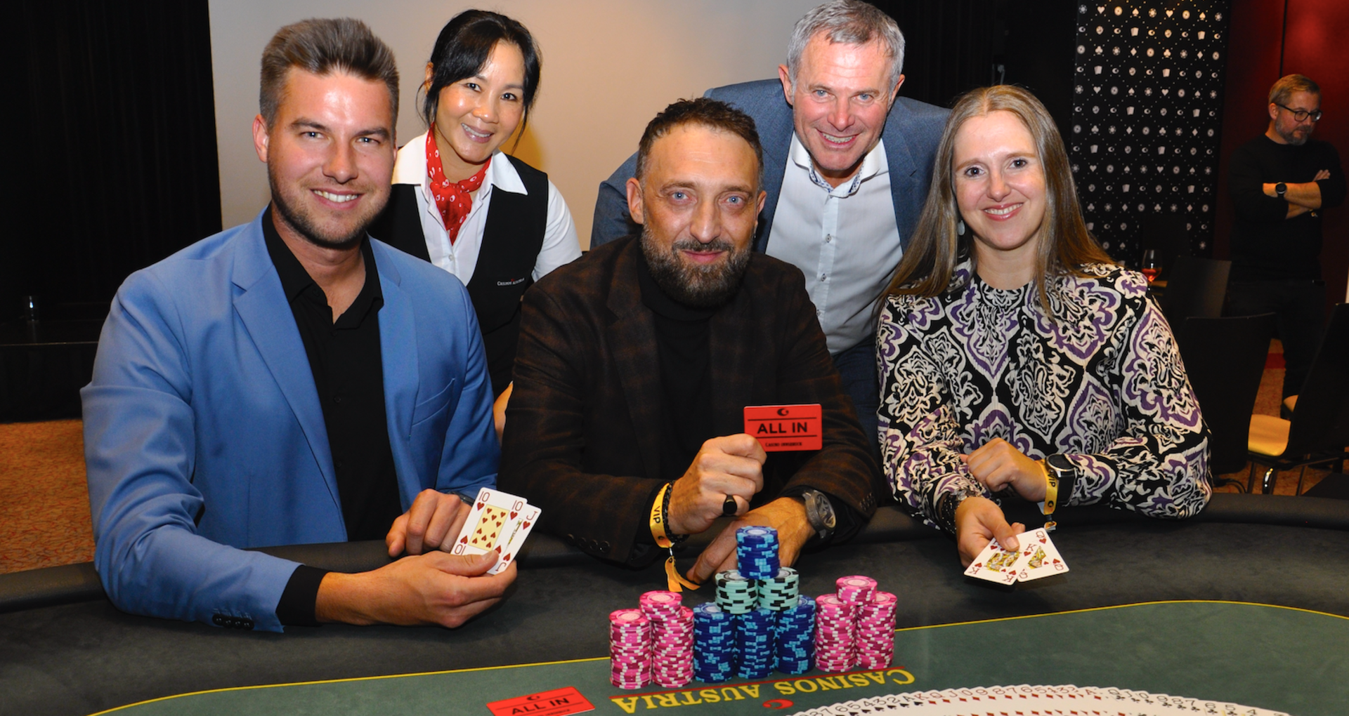 3 Männer und 2 Frauen am Pokertisch