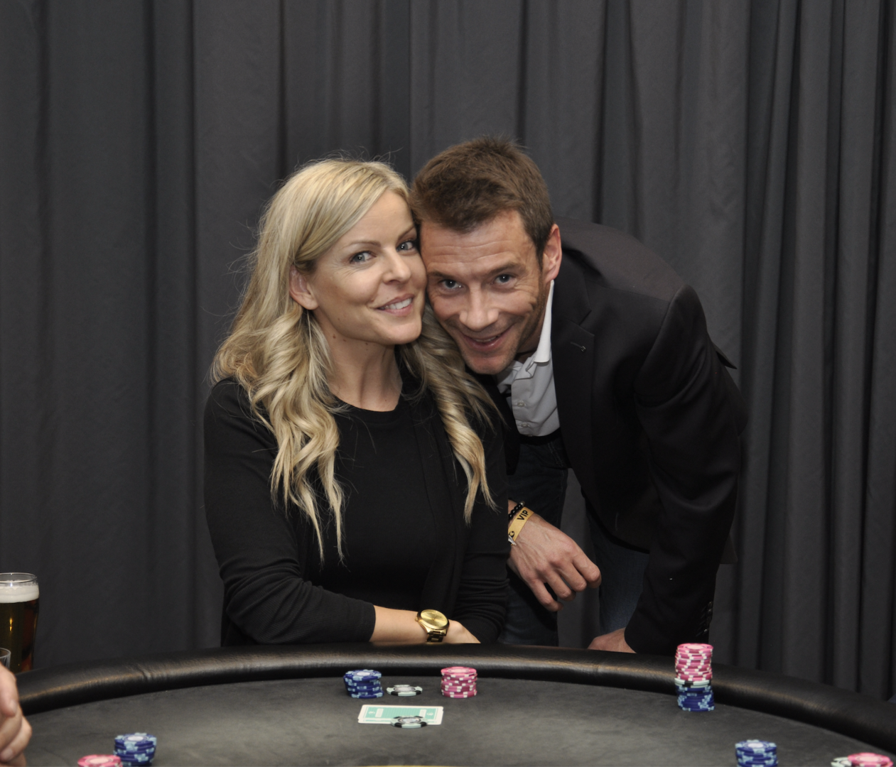 Frau und Mann am Pokertisch