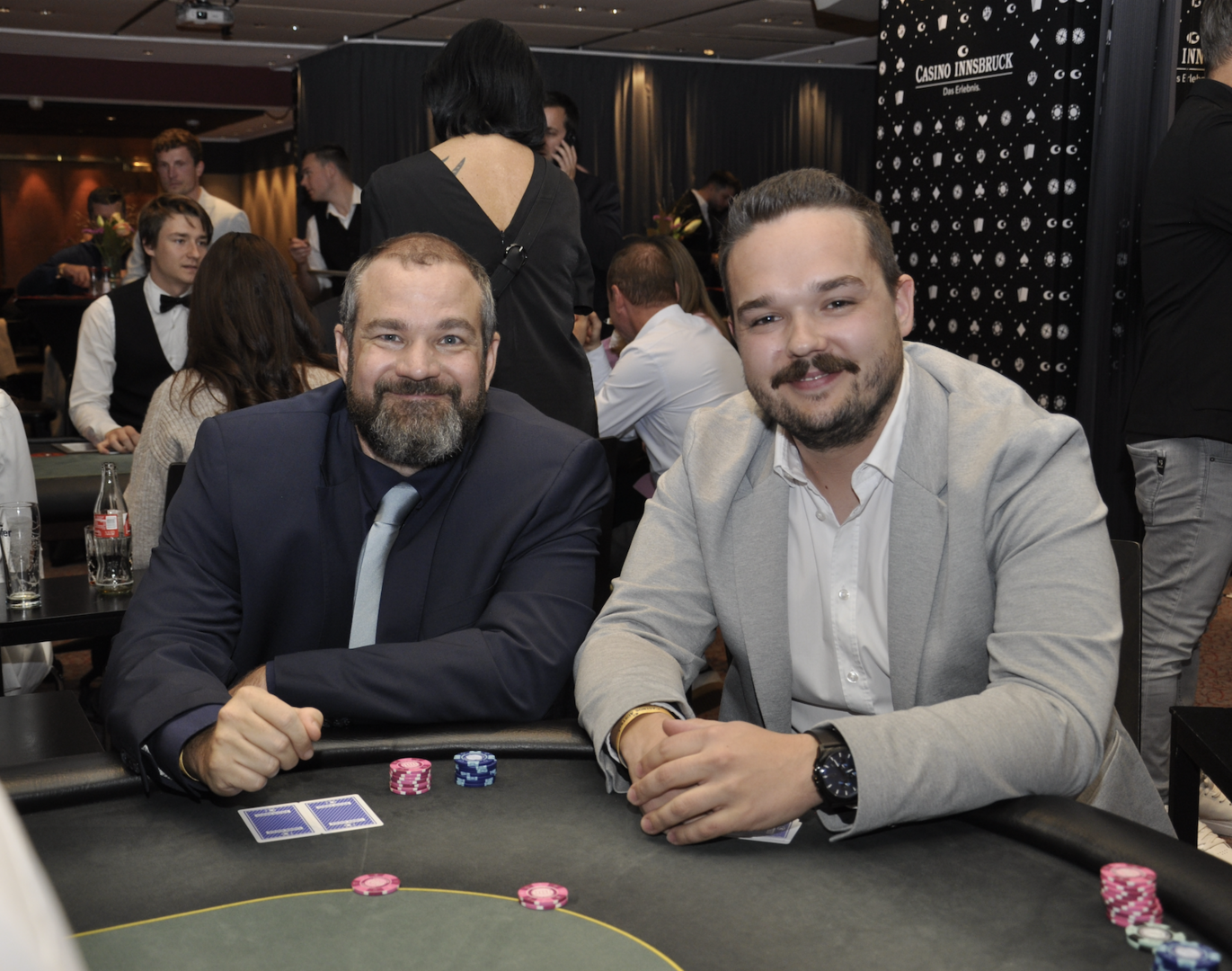 2 Männer am Pokertisch
