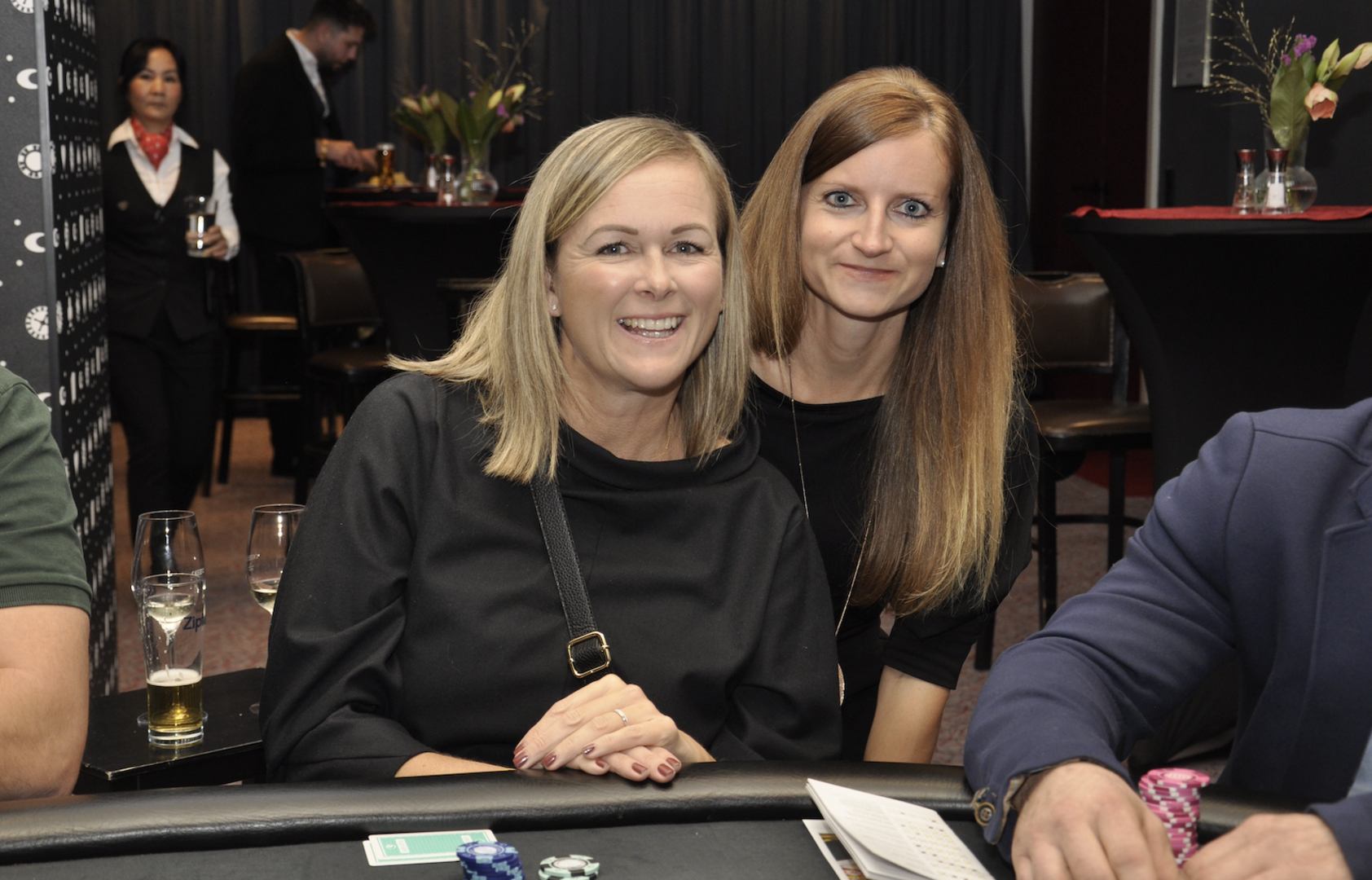 2 Damen am Pokertisch