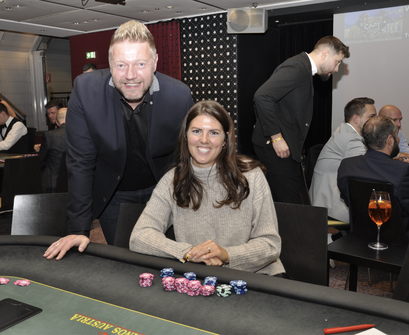 Mann und Frau am Pokertisch