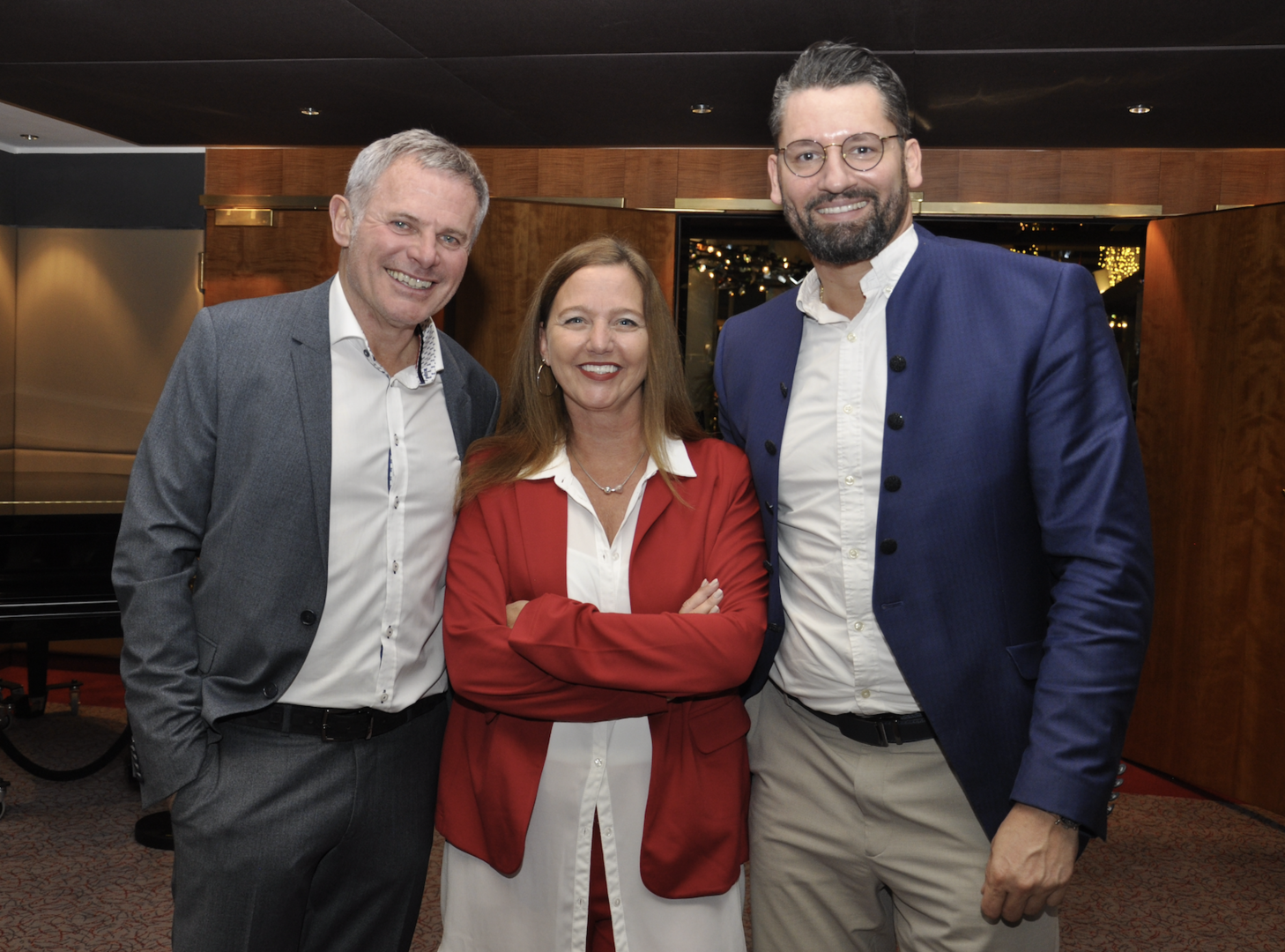 1 Frau zwischen zwei Männern